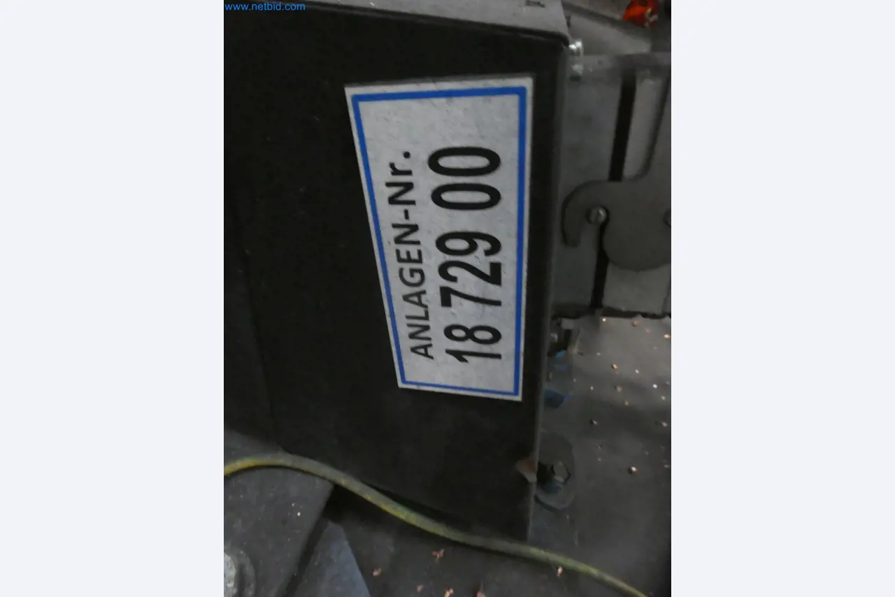 Robots, welding equipment and assembly accessories from the automotive industry-36