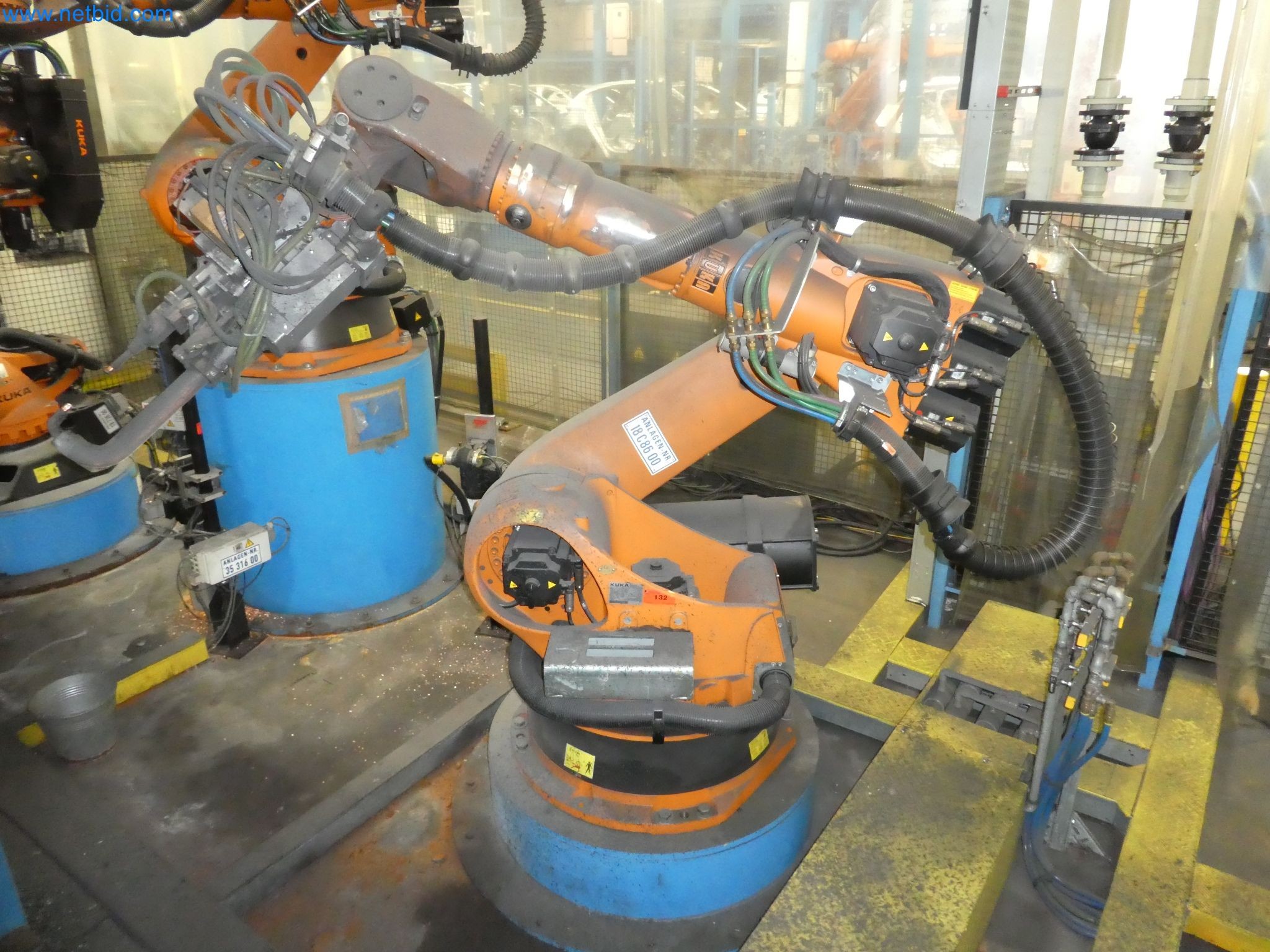 Robots, welding equipment and assembly accessories from the automotive industry-44