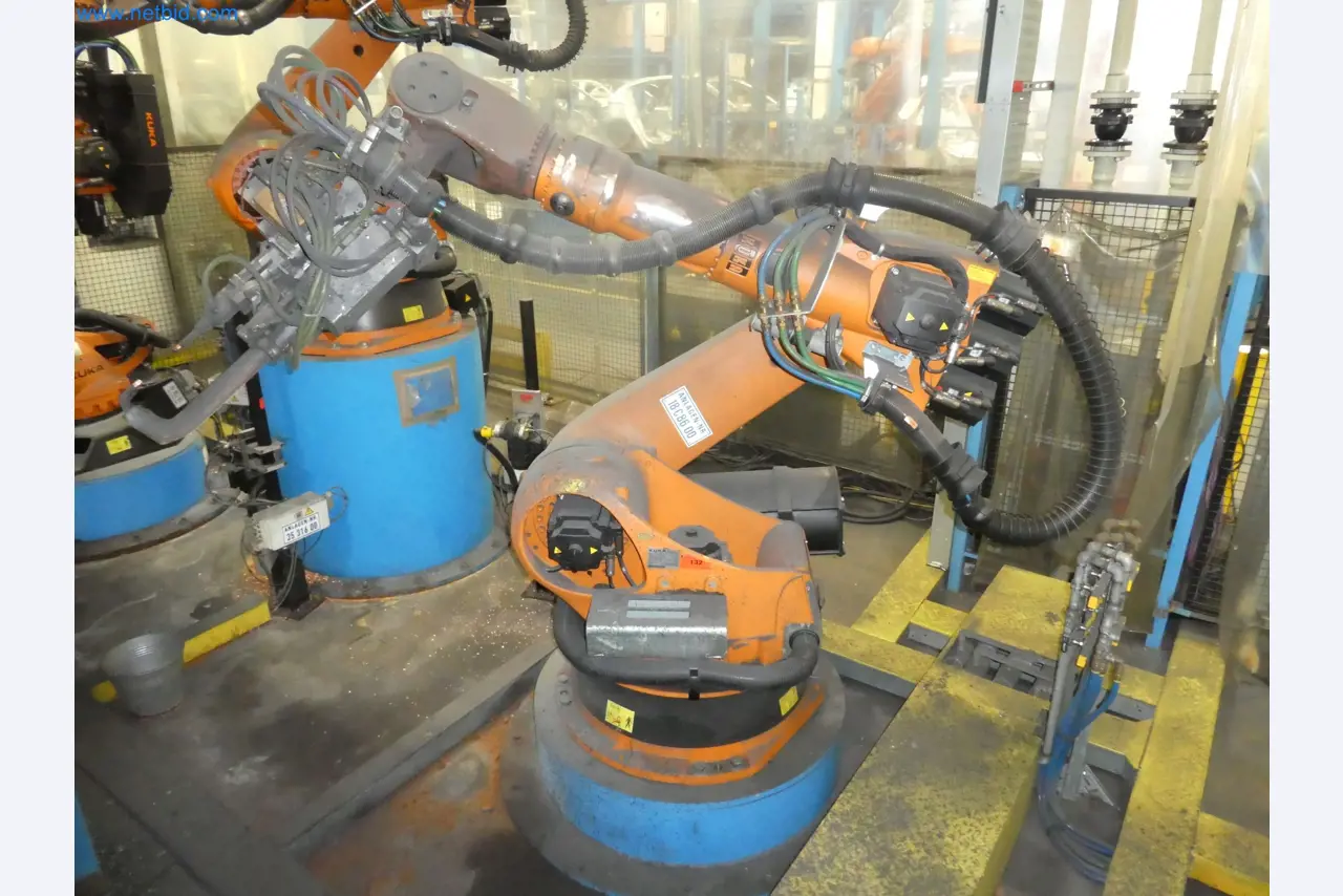 Robots, welding equipment and assembly accessories from the automotive industry-44