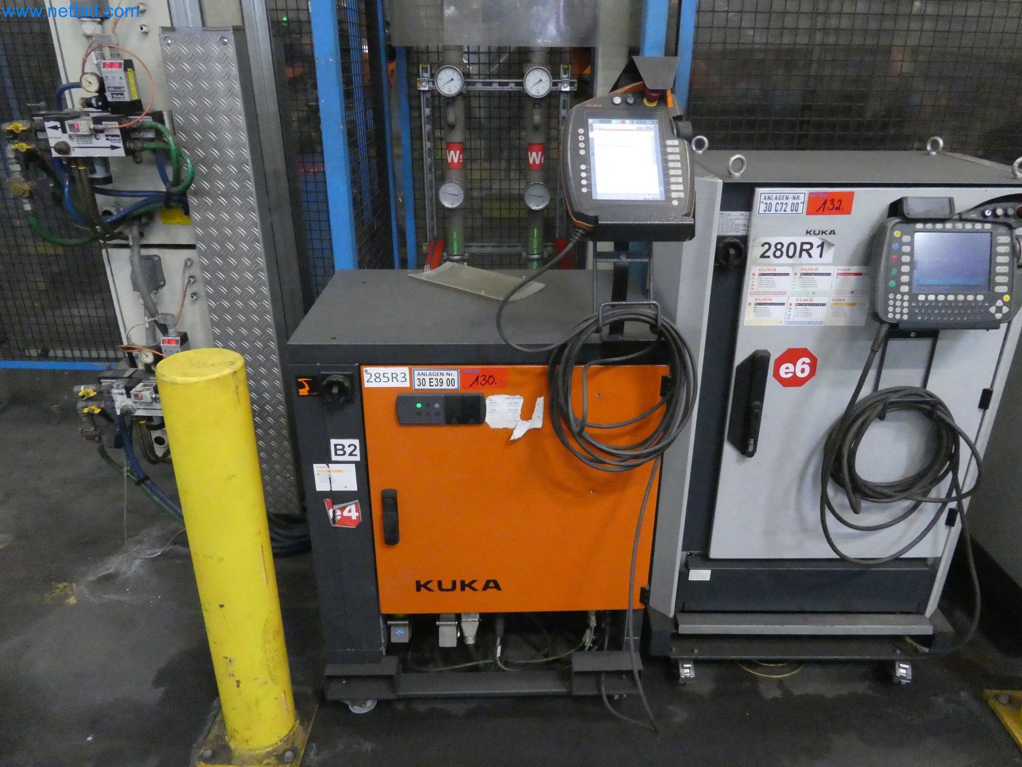 Robots, welding equipment and assembly accessories from the automotive industry-46