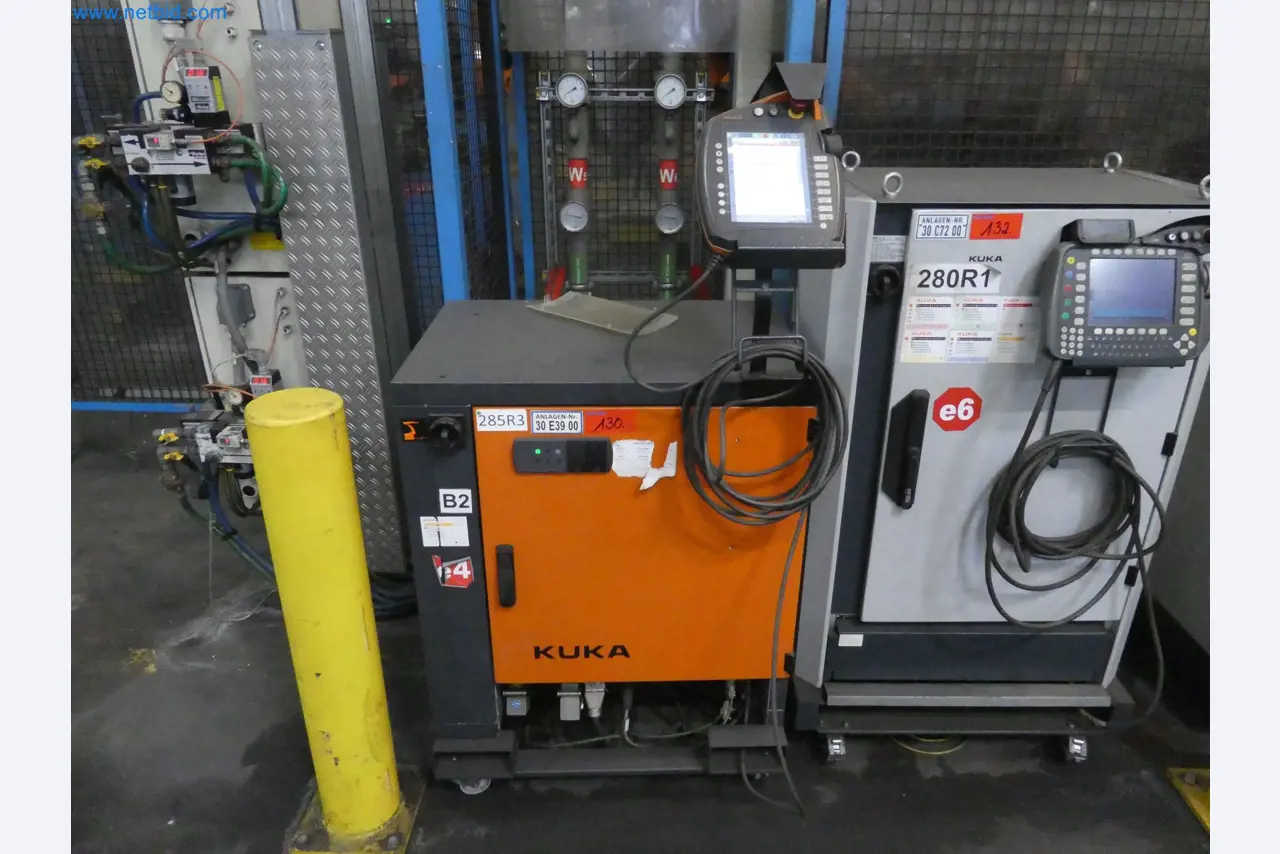 Robots, welding equipment and assembly accessories from the automotive industry-46