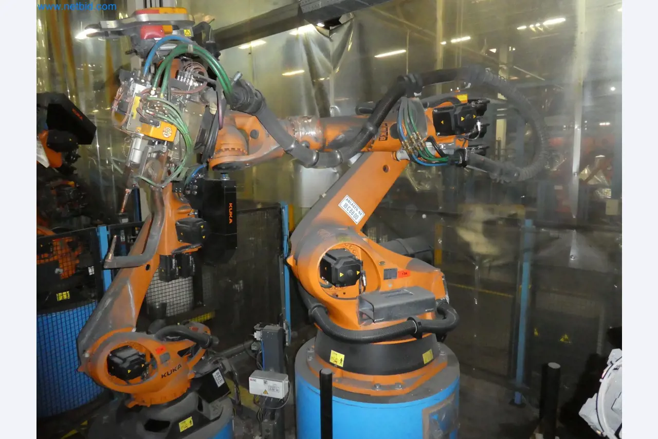 Robots, welding equipment and assembly accessories from the automotive industry-54