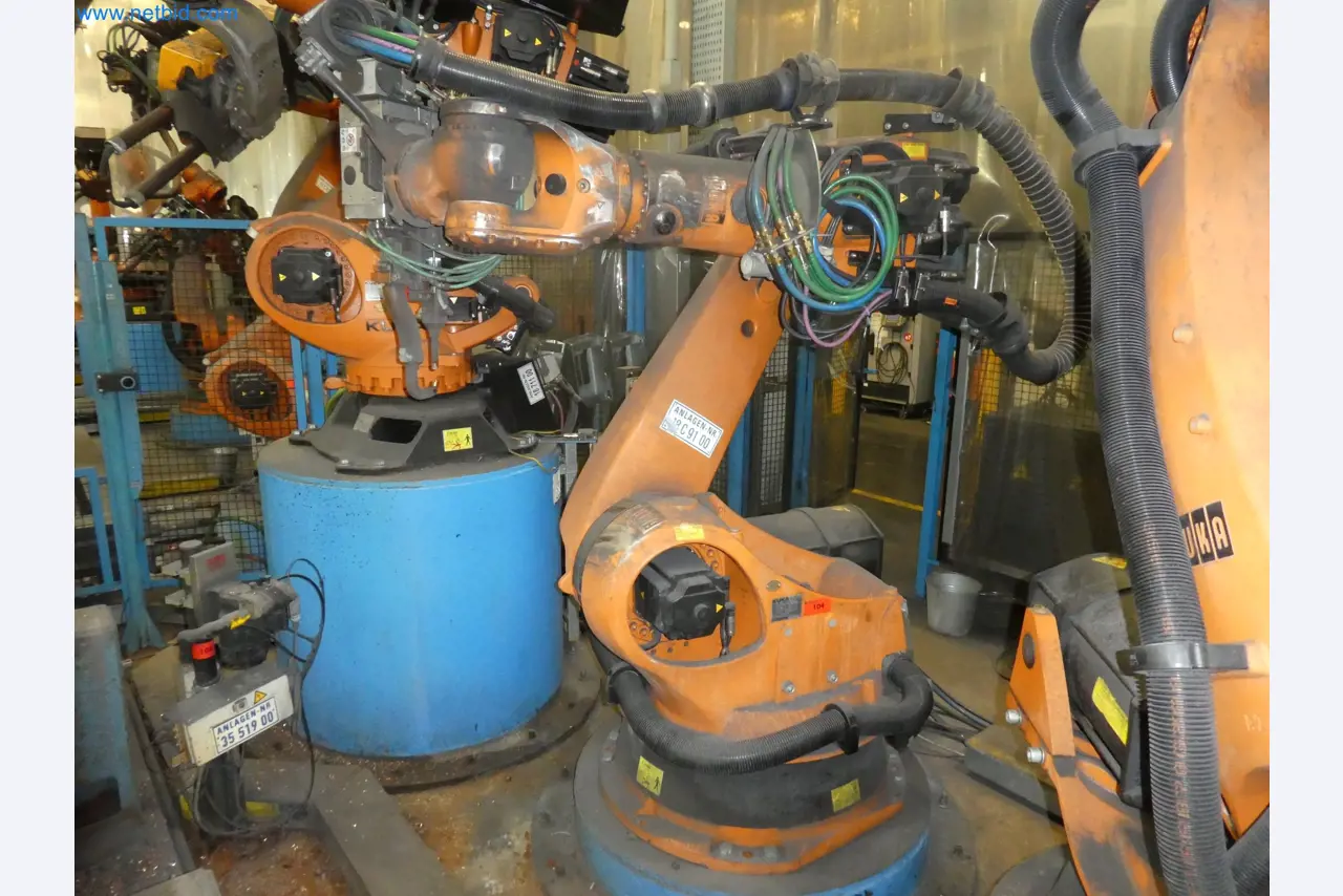 Robots, welding equipment and assembly accessories from the automotive industry-5