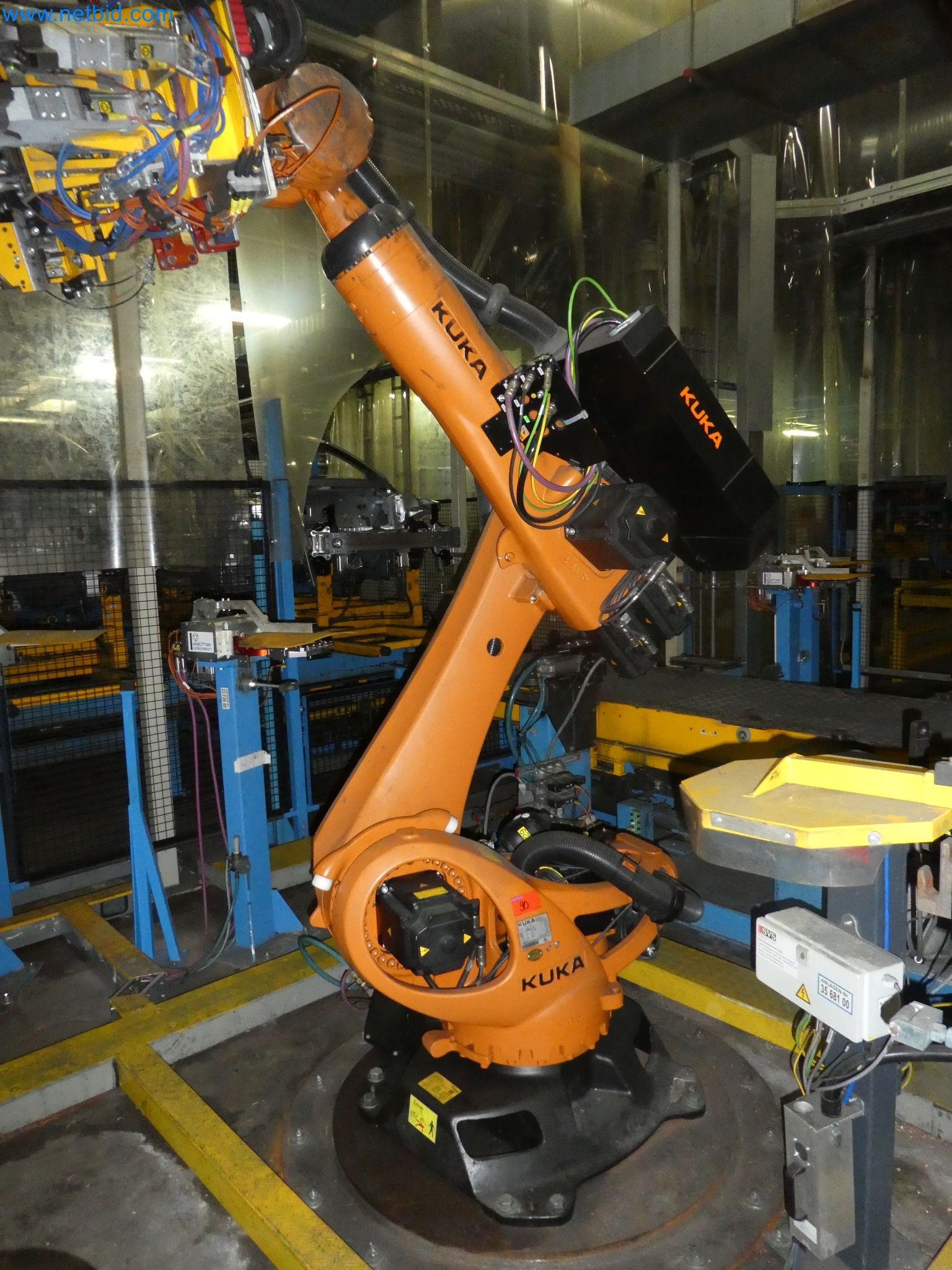 Robots, welding equipment and assembly accessories from the automotive industry-87
