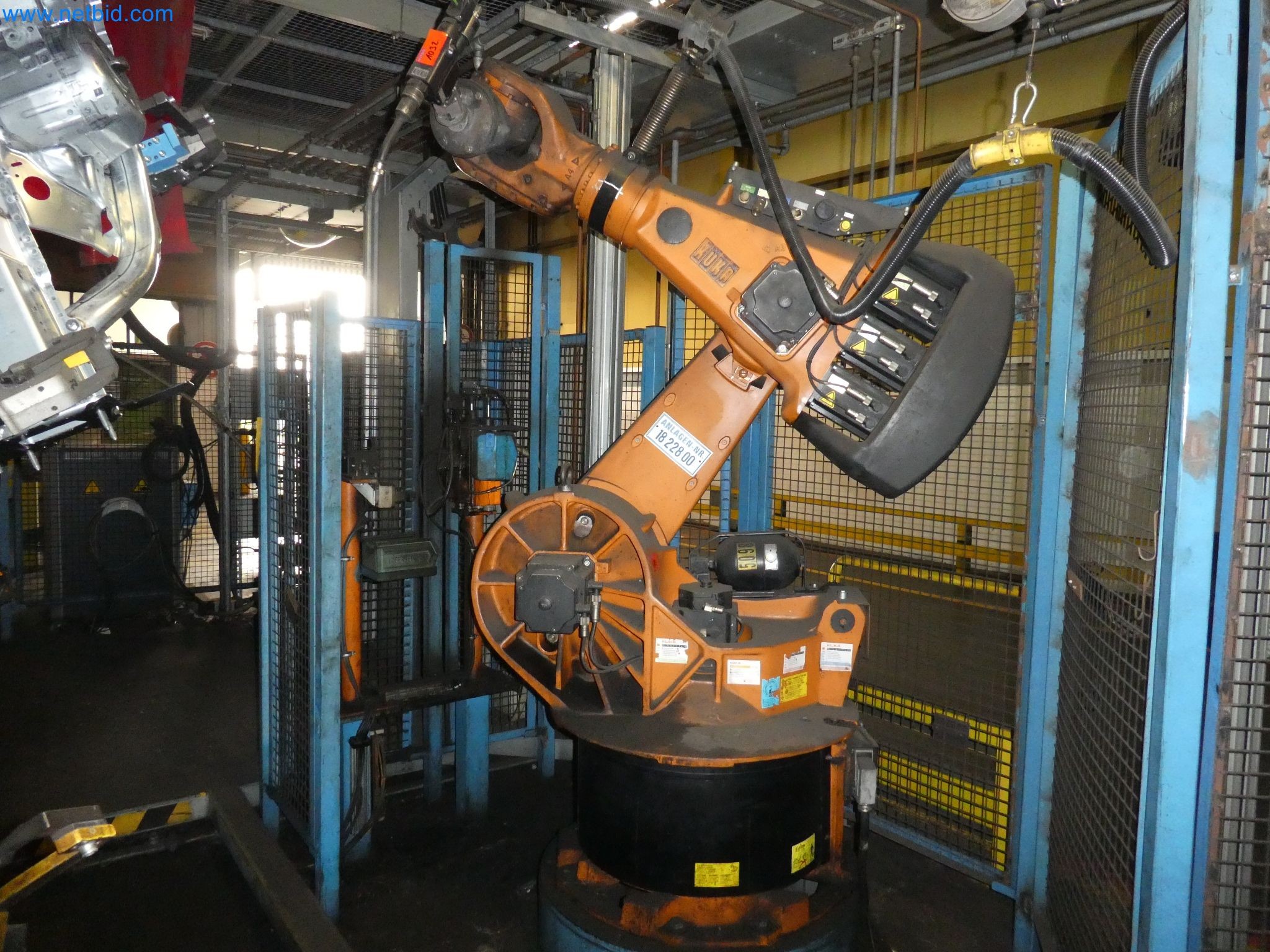 Robots, welding equipment and assembly accessories from the automotive industry-14