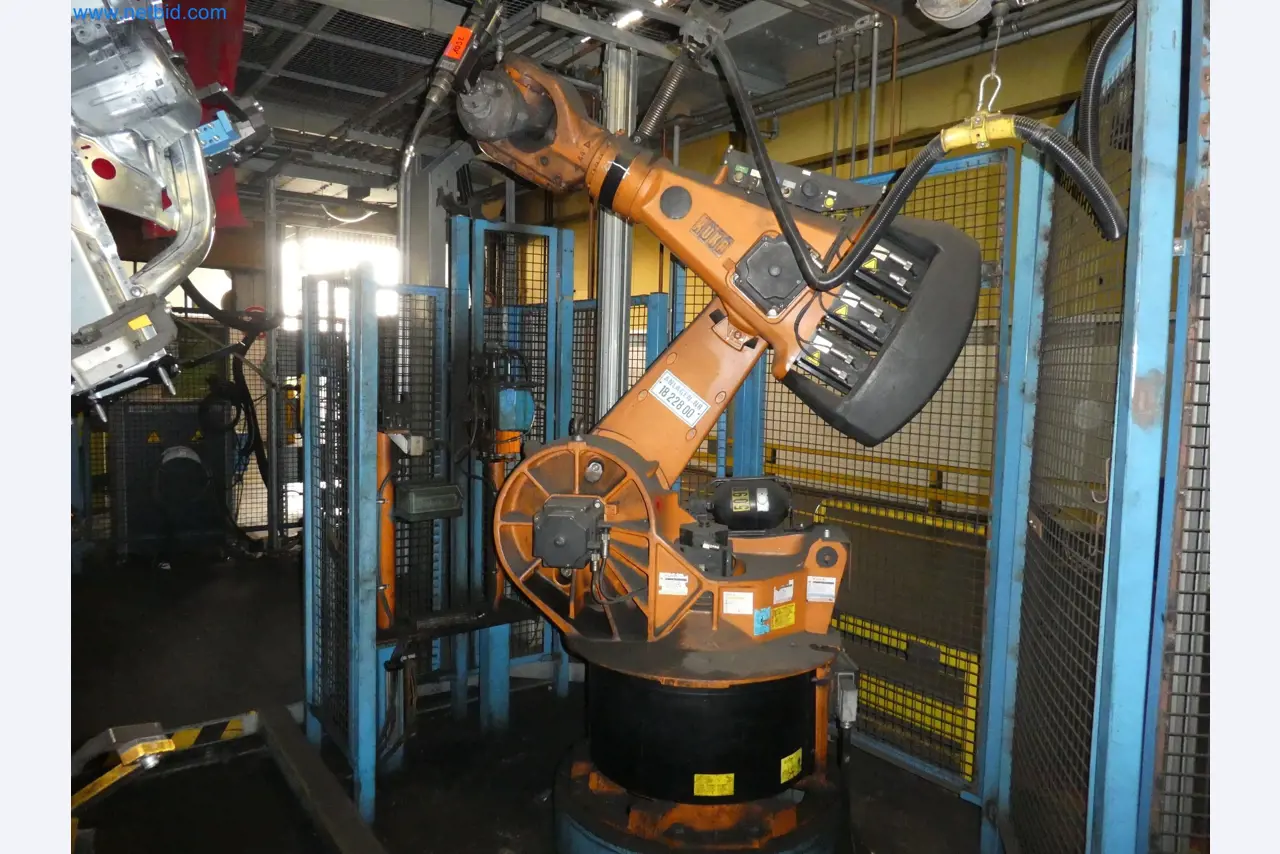 Robots, welding equipment and assembly accessories from the automotive industry-14