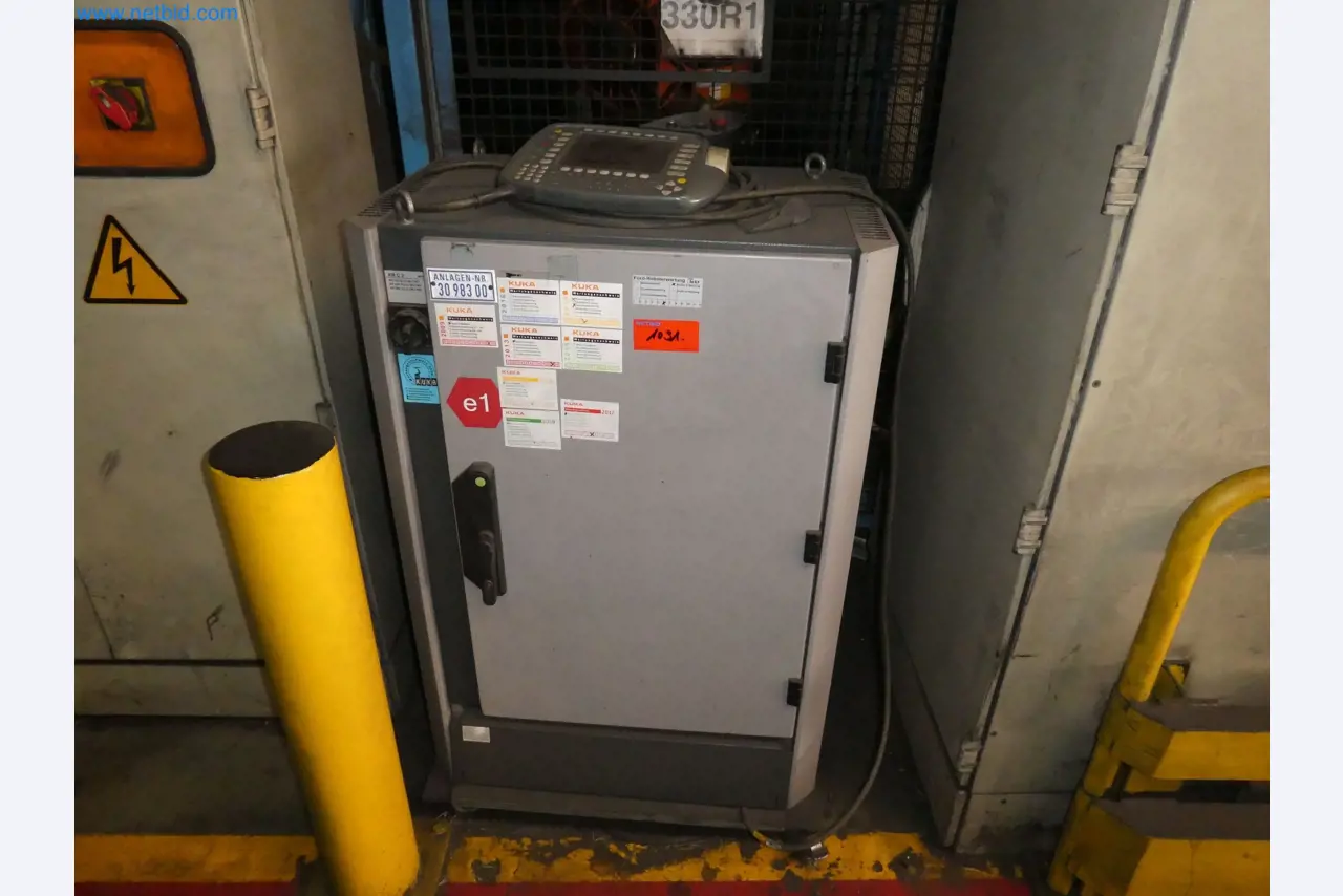 Robots, welding equipment and assembly accessories from the automotive industry-16