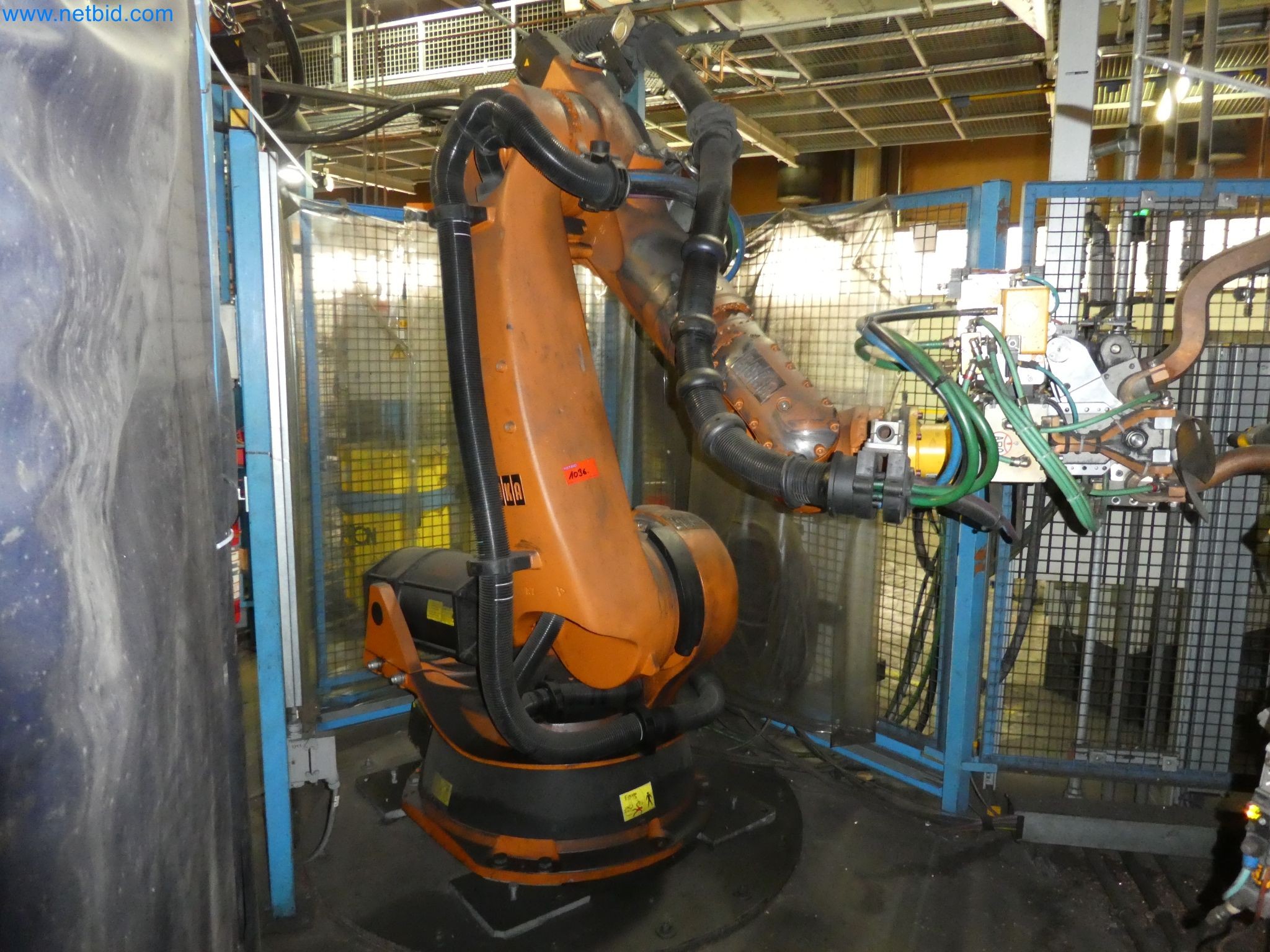 Robots, welding equipment and assembly accessories from the automotive industry-20