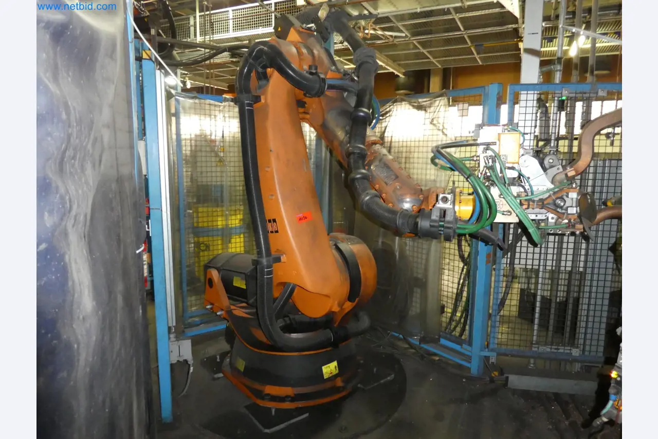 Robots, welding equipment and assembly accessories from the automotive industry-20