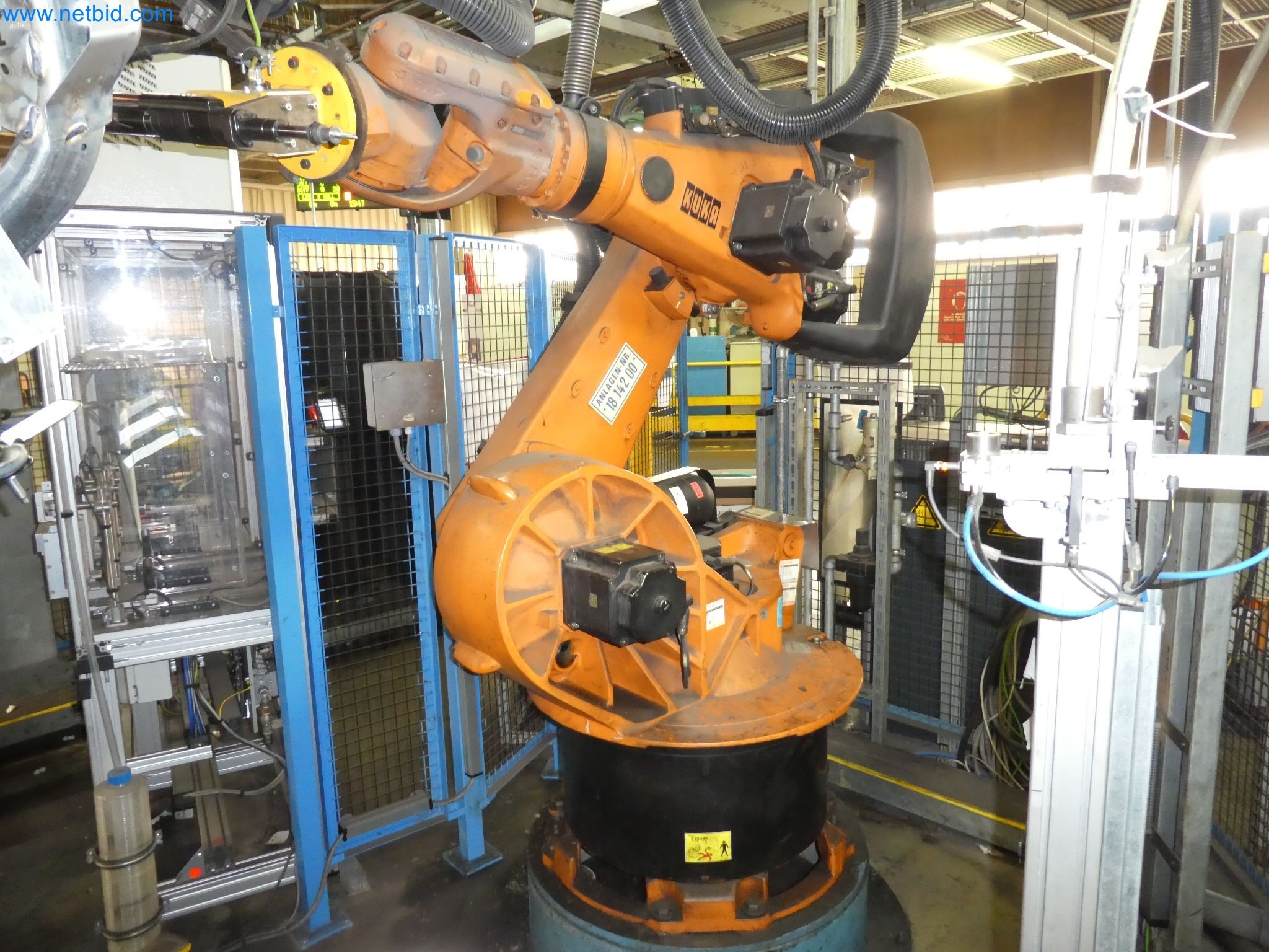 Robots, welding equipment and assembly accessories from the automotive industry-31