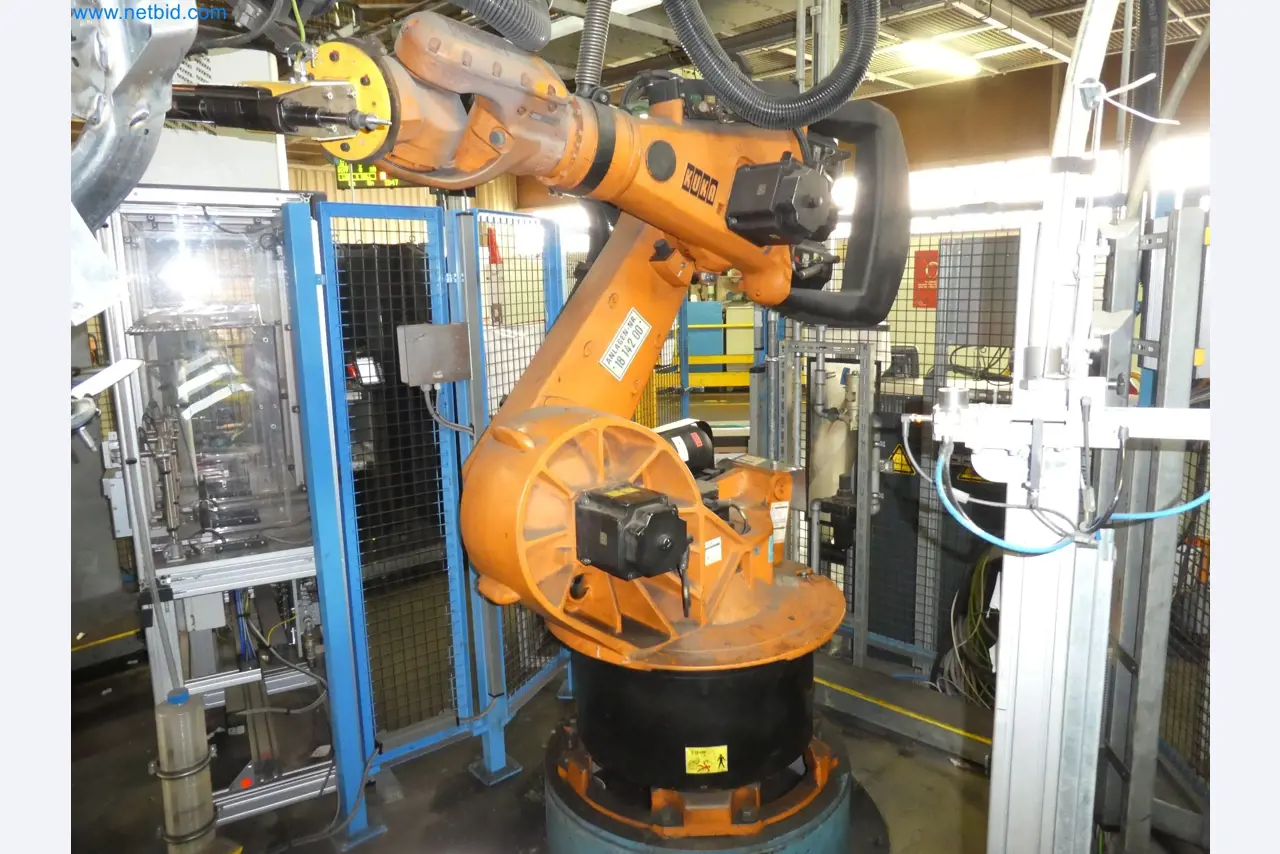 Robots, welding equipment and assembly accessories from the automotive industry-31