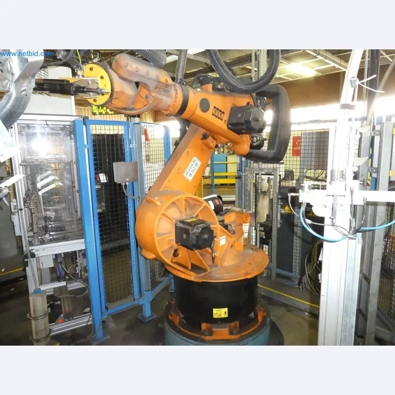 Robots, welding equipment and assembly accessories from the automotive industry-31