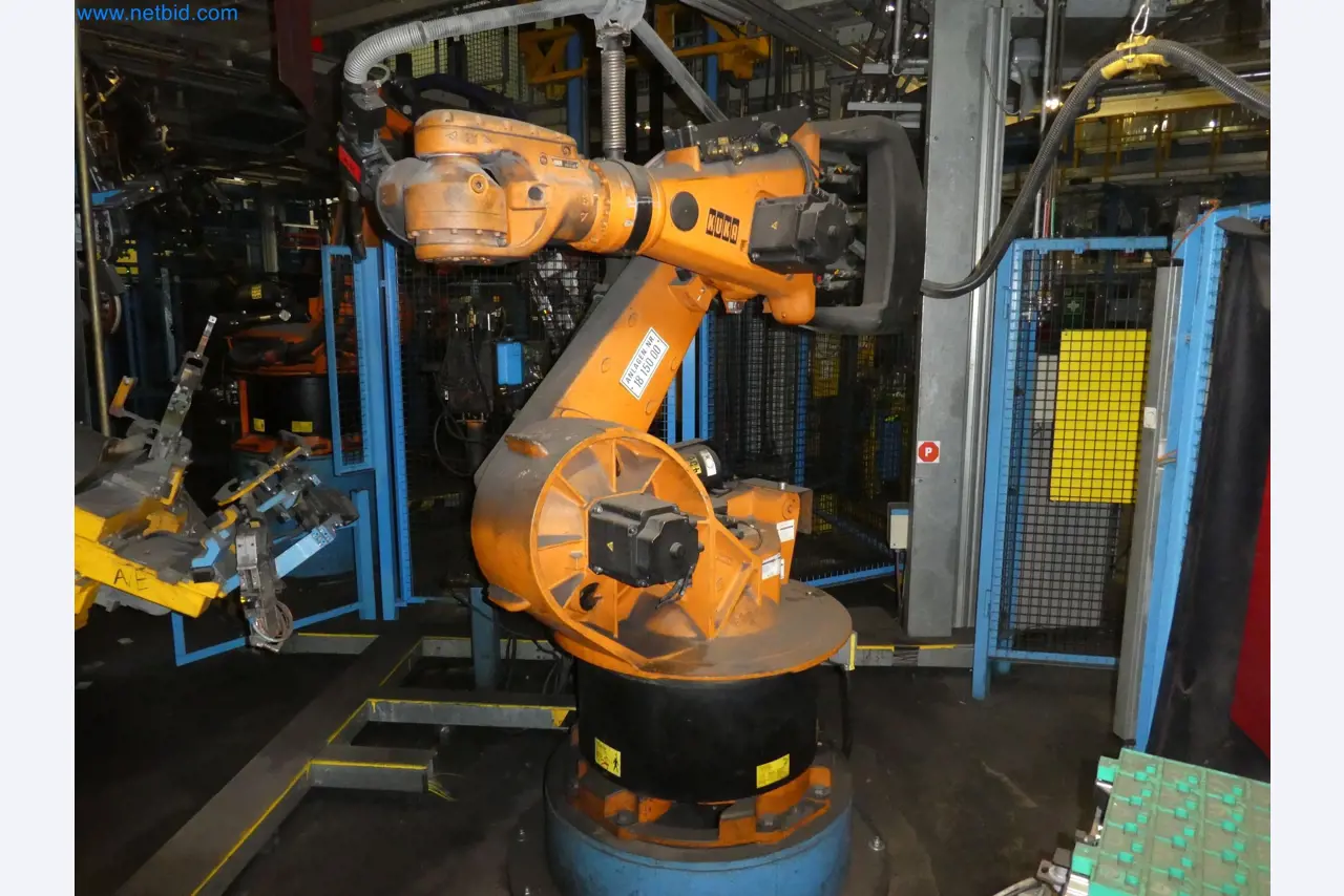 Robots, welding equipment and assembly accessories from the automotive industry-36