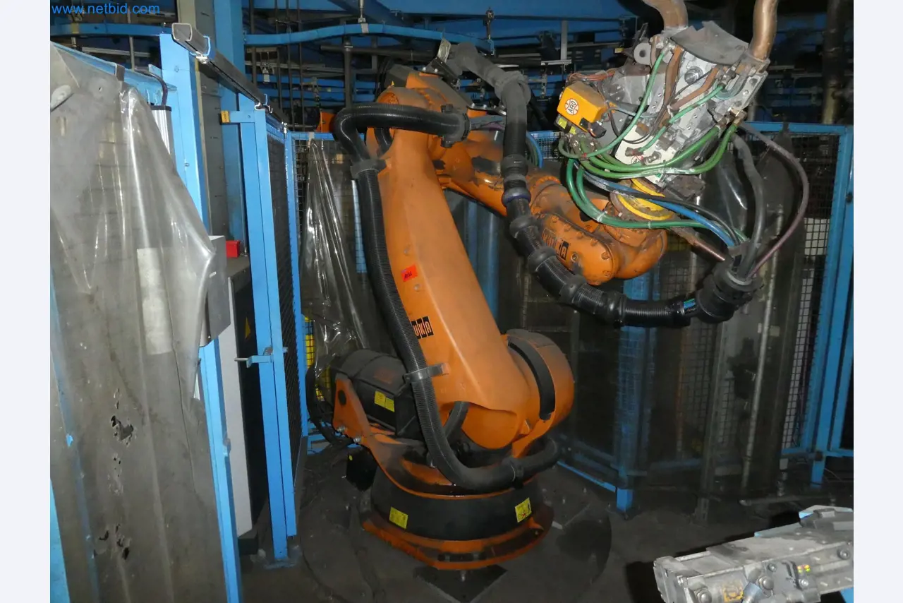 Robots, welding equipment and assembly accessories from the automotive industry-37
