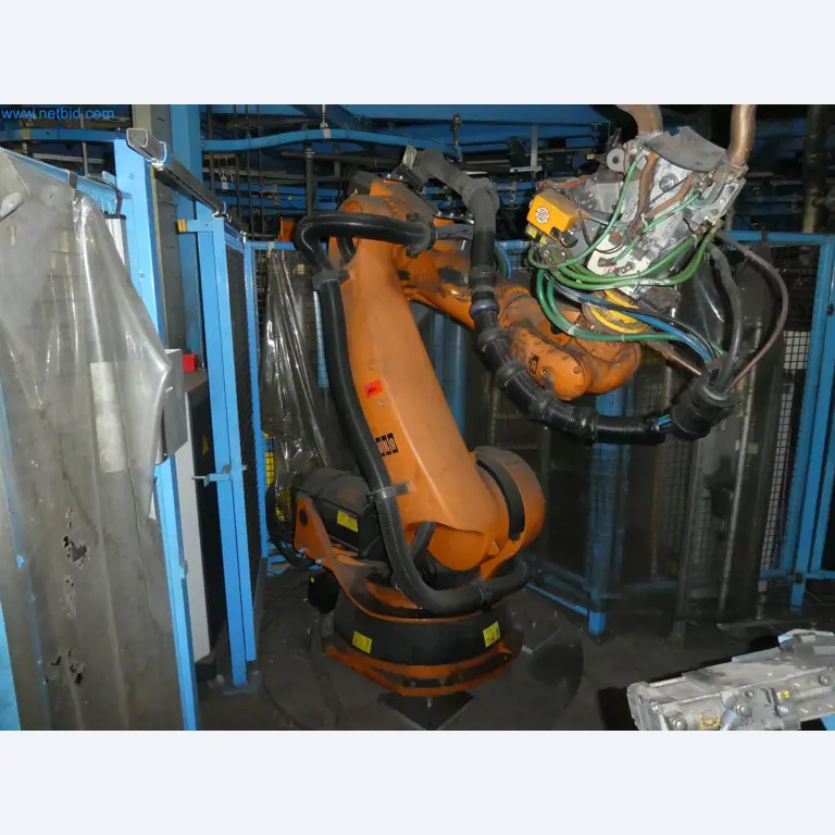 Robots, welding equipment and assembly accessories from the automotive industry-37