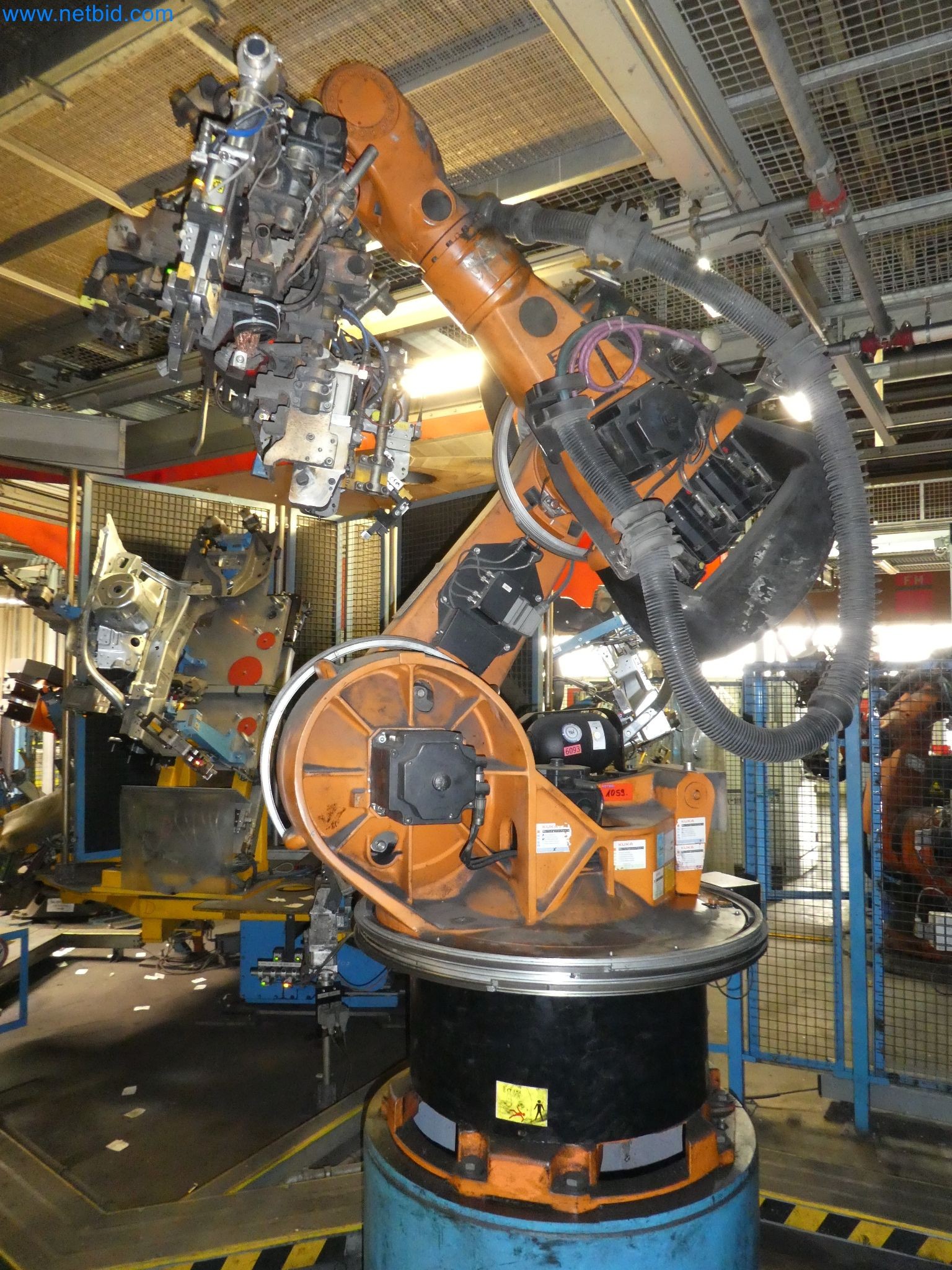 Robots, welding equipment and assembly accessories from the automotive industry-38