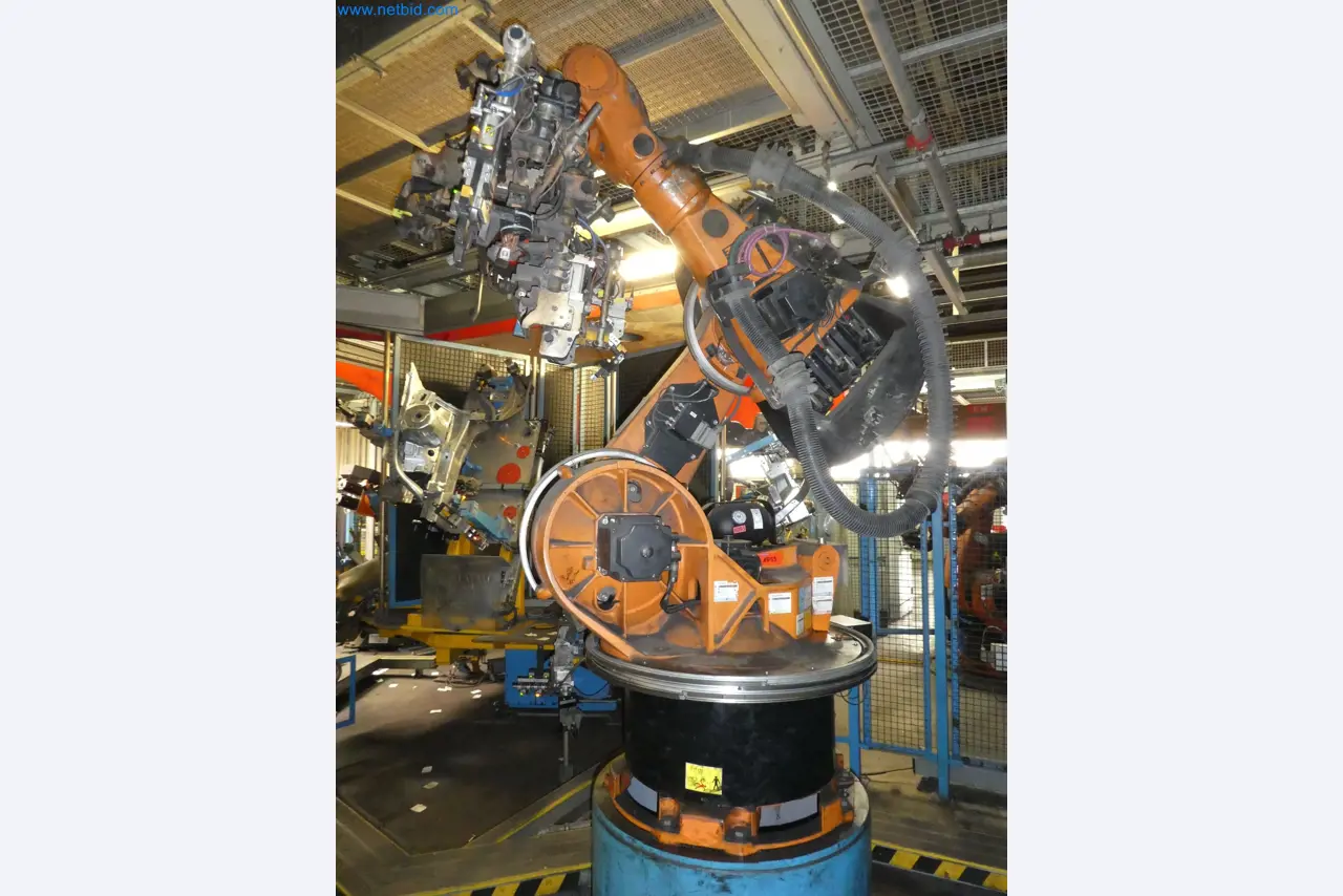 Robots, welding equipment and assembly accessories from the automotive industry-38