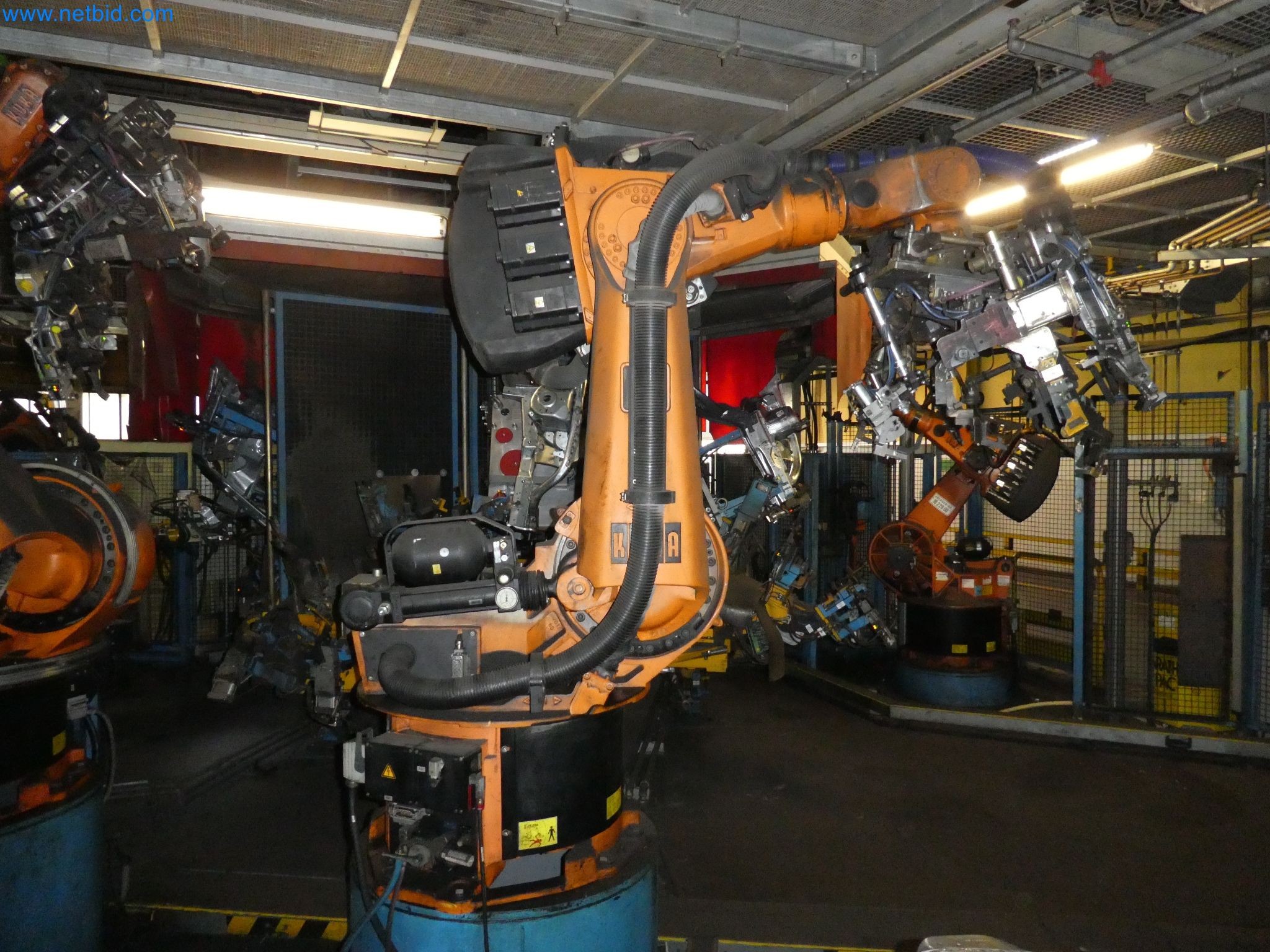 Robots, welding equipment and assembly accessories from the automotive industry-3