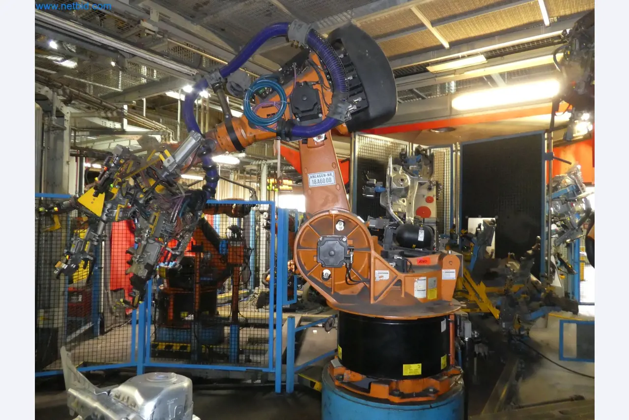 Robots, welding equipment and assembly accessories from the automotive industry-40