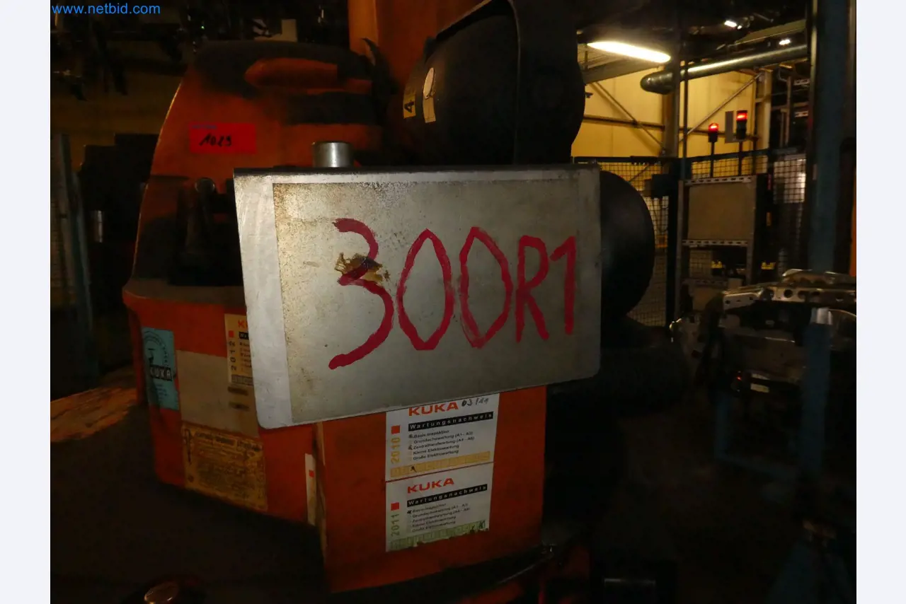 Robots, welding equipment and assembly accessories from the automotive industry-4