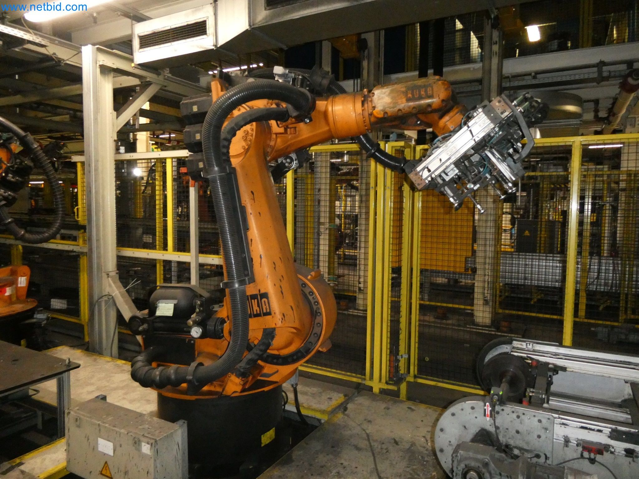 Robots, welding equipment and assembly accessories from the automotive industry-103