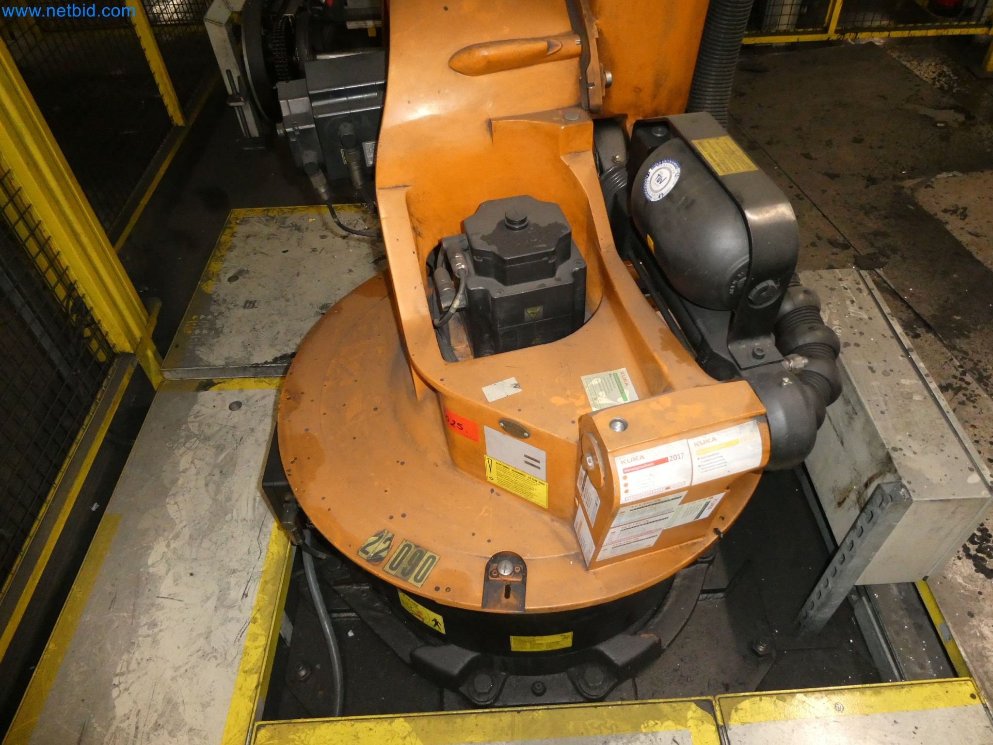 Robots, welding equipment and assembly accessories from the automotive industry-105