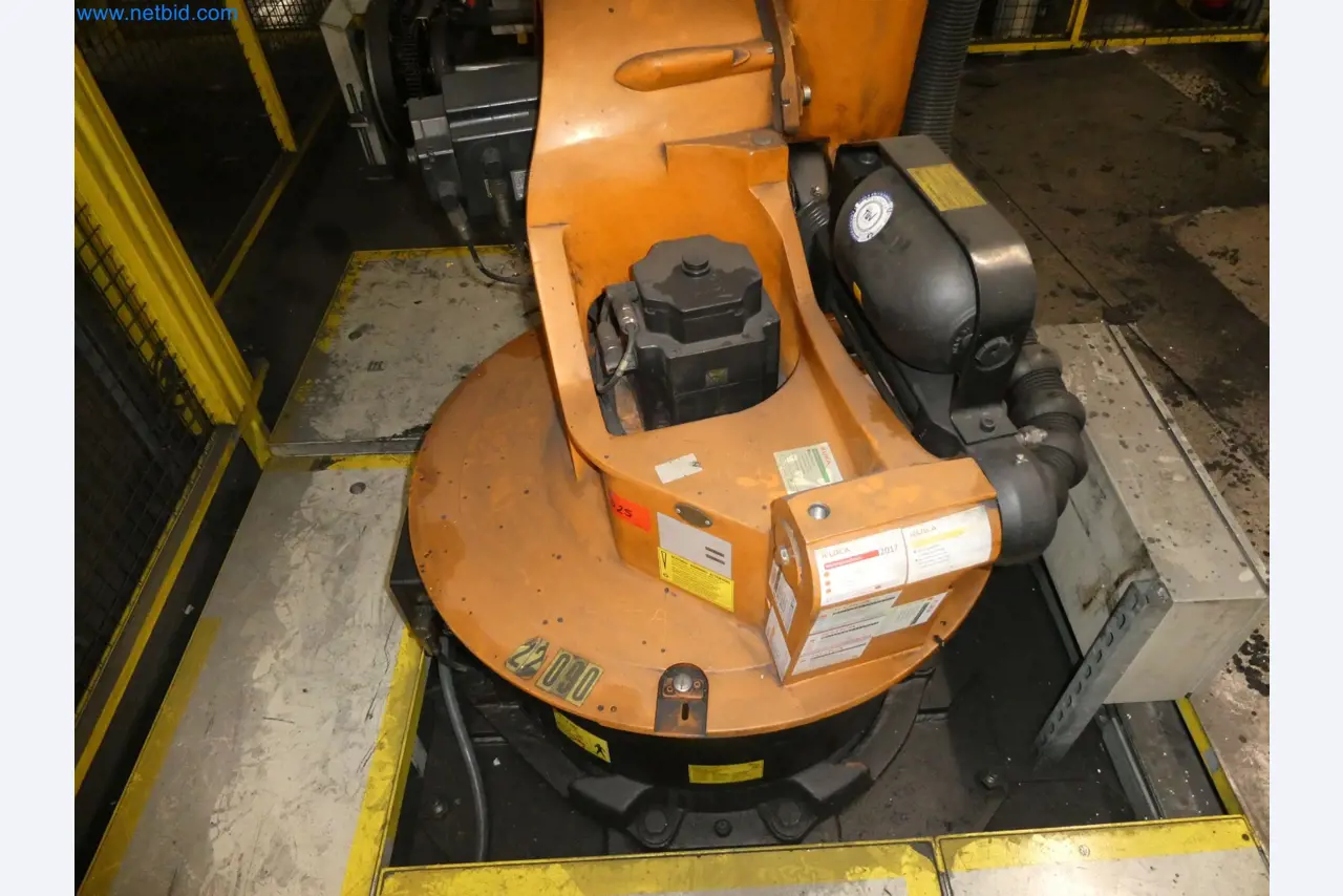 Robots, welding equipment and assembly accessories from the automotive industry-105