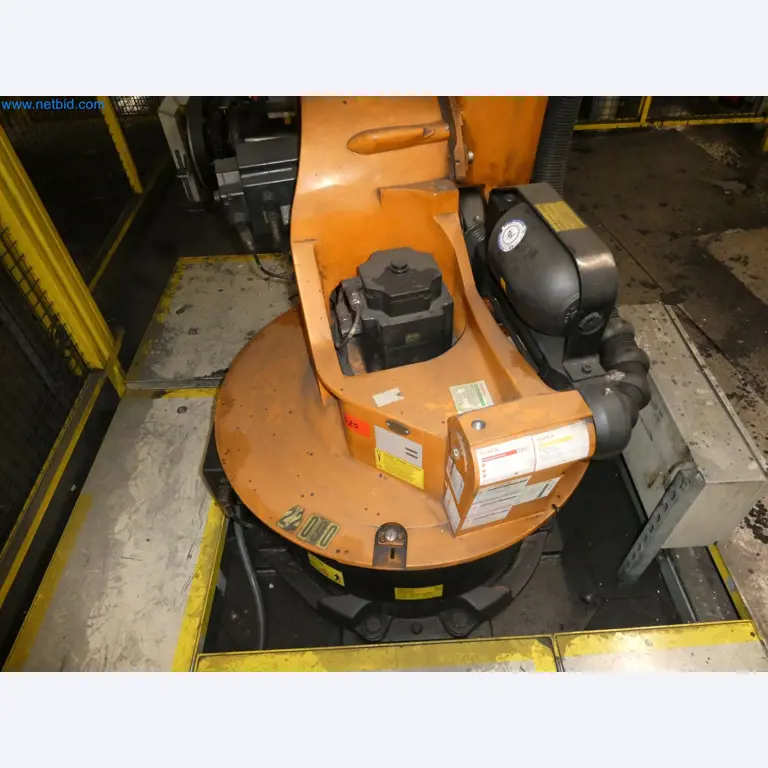 Robots, welding equipment and assembly accessories from the automotive industry-105