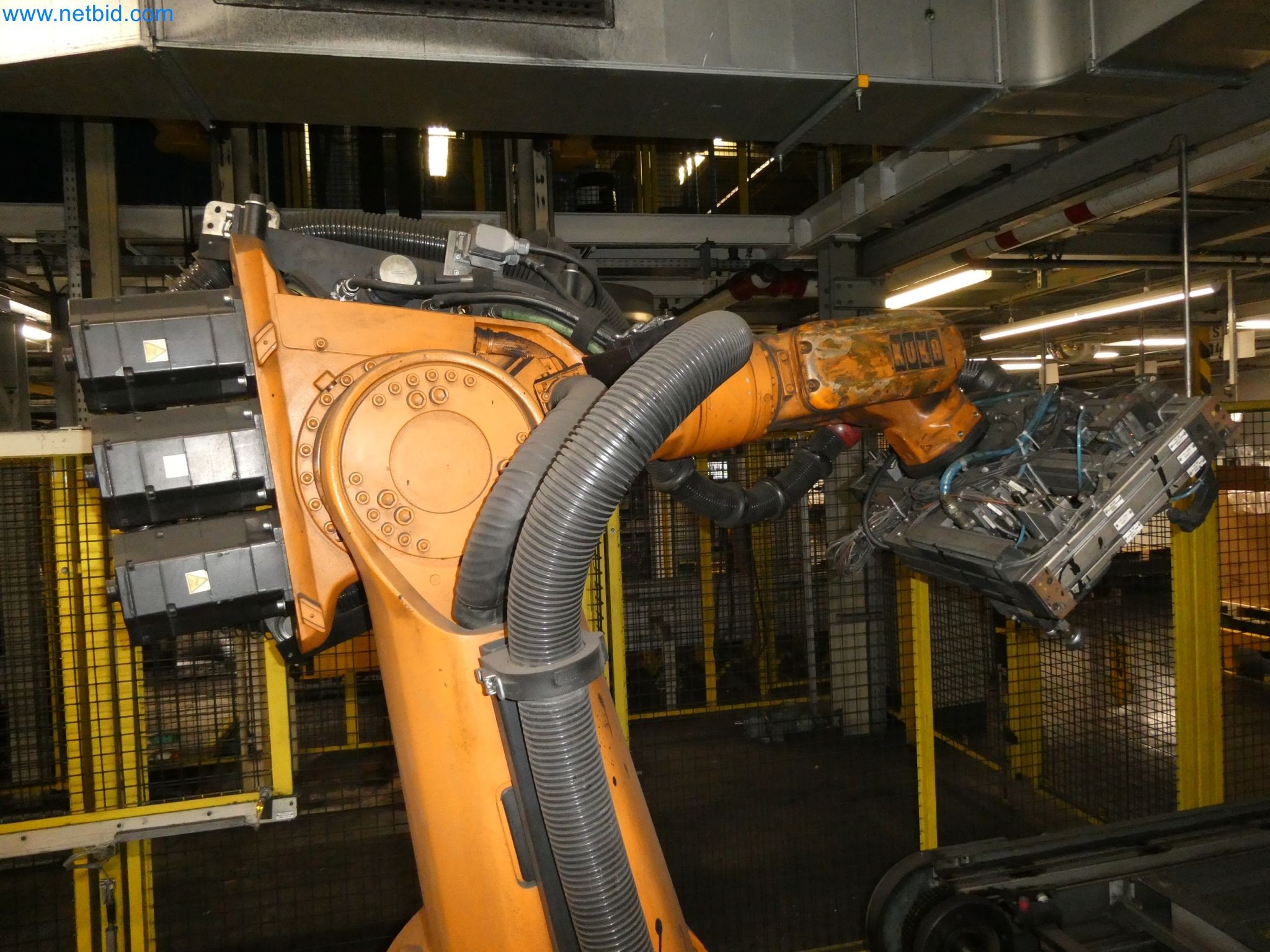 Robots, welding equipment and assembly accessories from the automotive industry-106