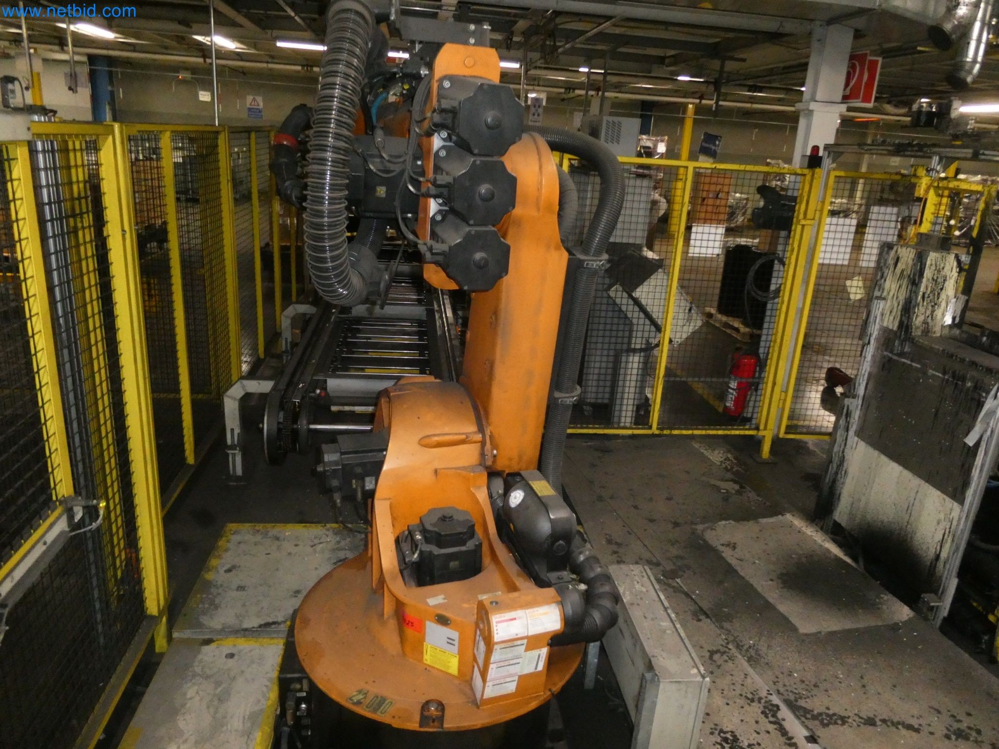 Robots, welding equipment and assembly accessories from the automotive industry-108
