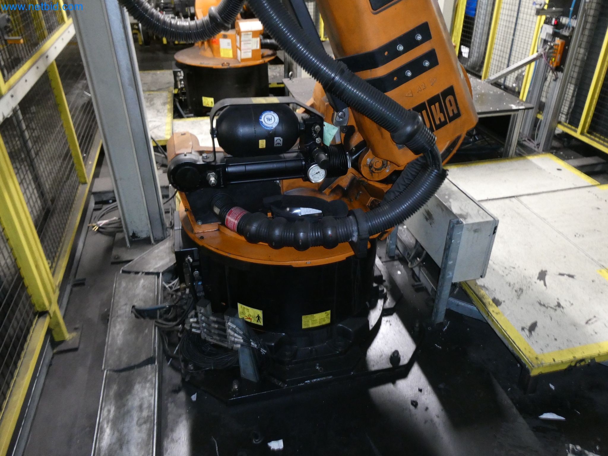 Robots, welding equipment and assembly accessories from the automotive industry-112