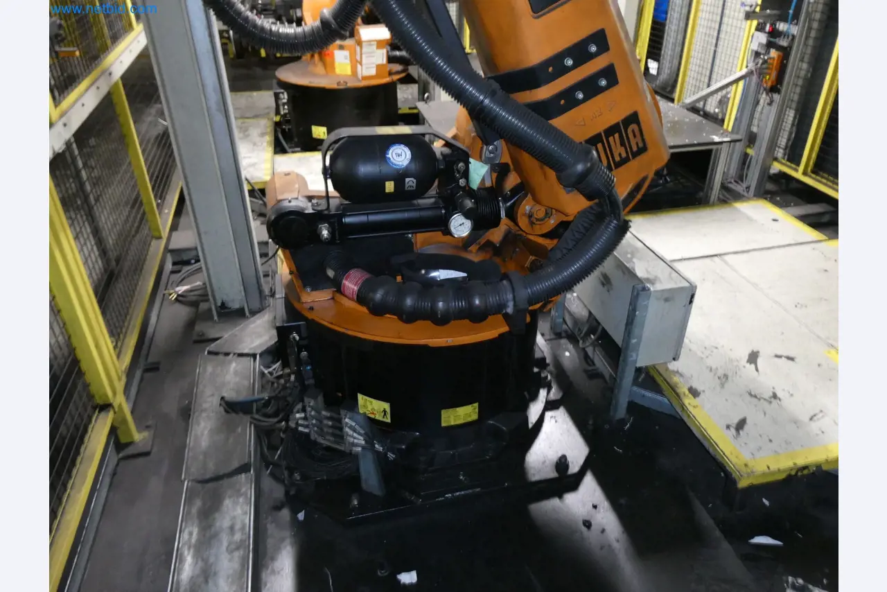 Robots, welding equipment and assembly accessories from the automotive industry-112