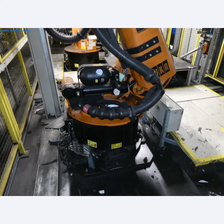 Robots, welding equipment and assembly accessories from the automotive industry-112