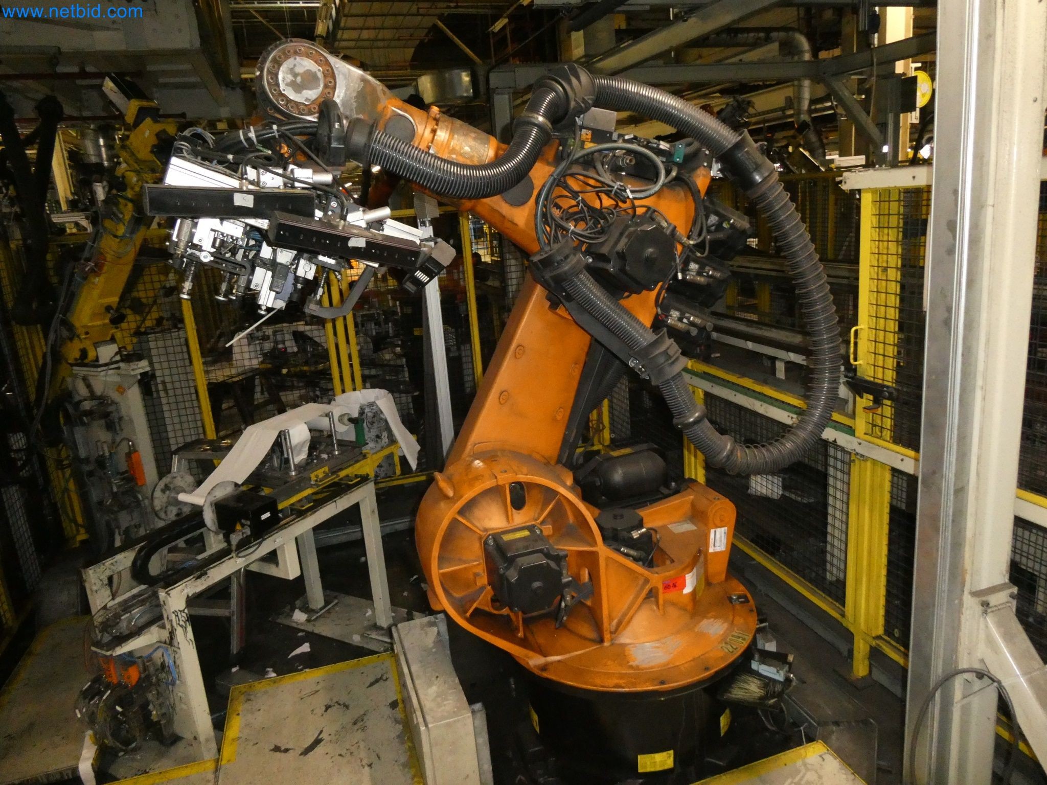 Robots, welding equipment and assembly accessories from the automotive industry-113