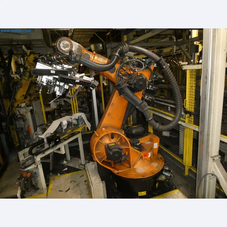 Robots, welding equipment and assembly accessories from the automotive industry-113