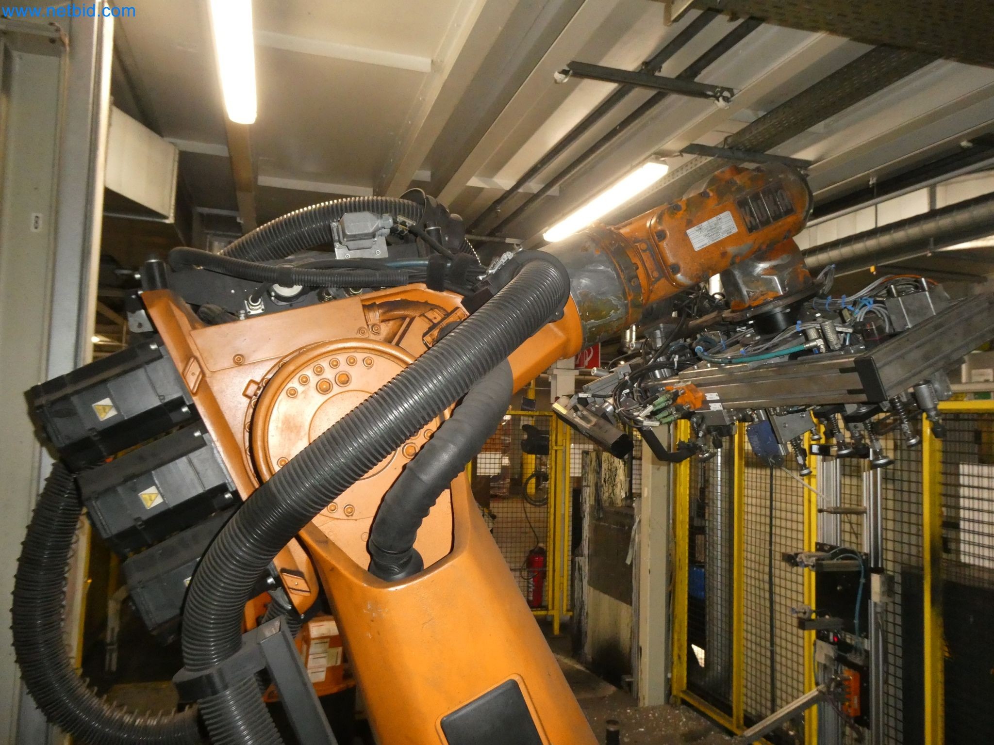 Robots, welding equipment and assembly accessories from the automotive industry-114