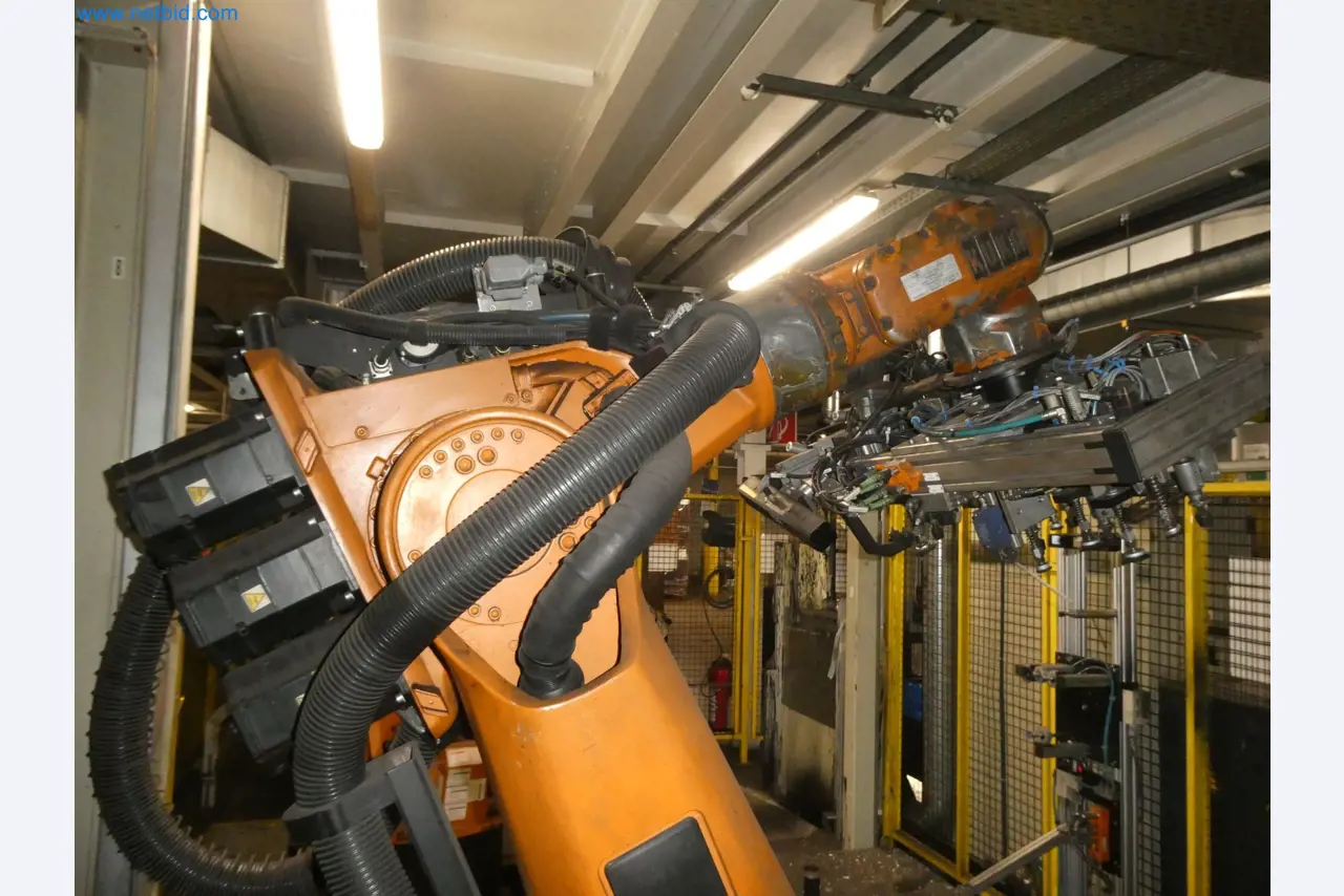 Robots, welding equipment and assembly accessories from the automotive industry-114