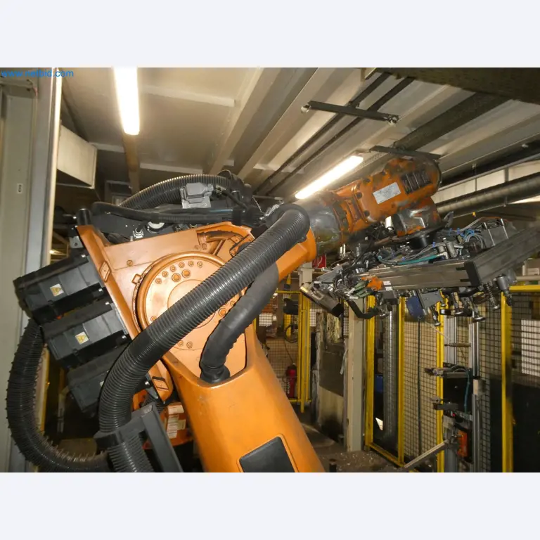 Robots, welding equipment and assembly accessories from the automotive industry-114