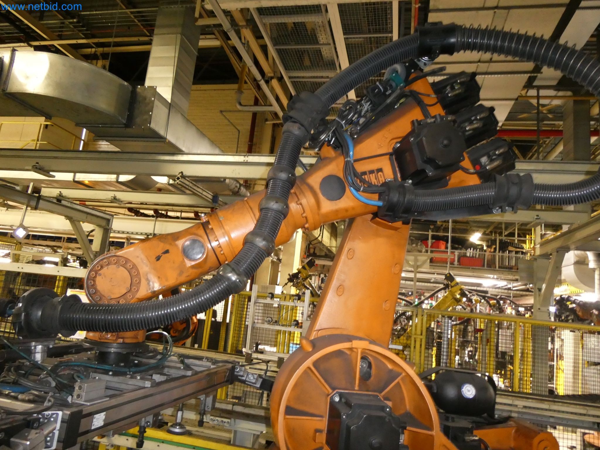 Robots, welding equipment and assembly accessories from the automotive industry-119