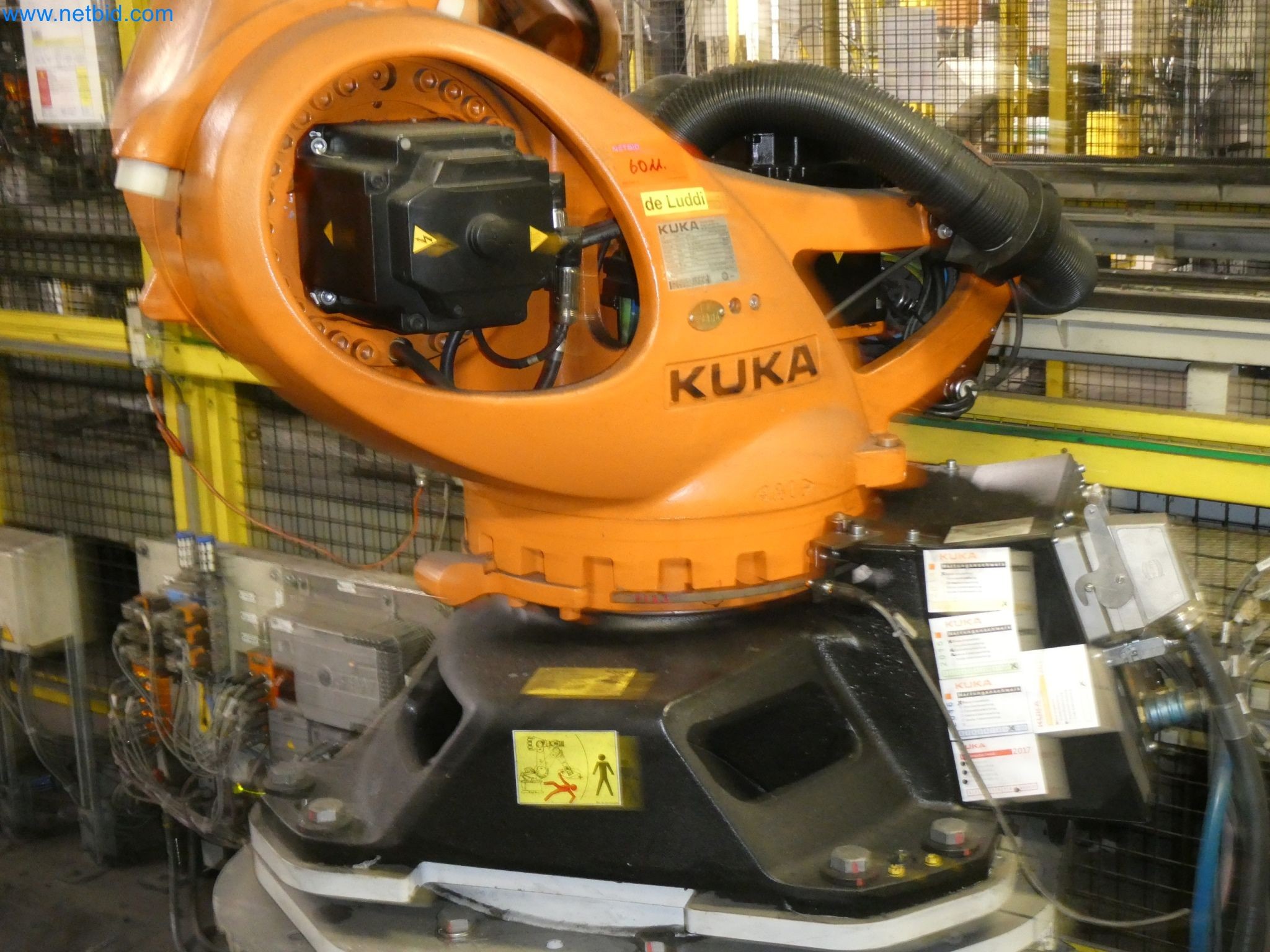 Robots, welding equipment and assembly accessories from the automotive industry-11