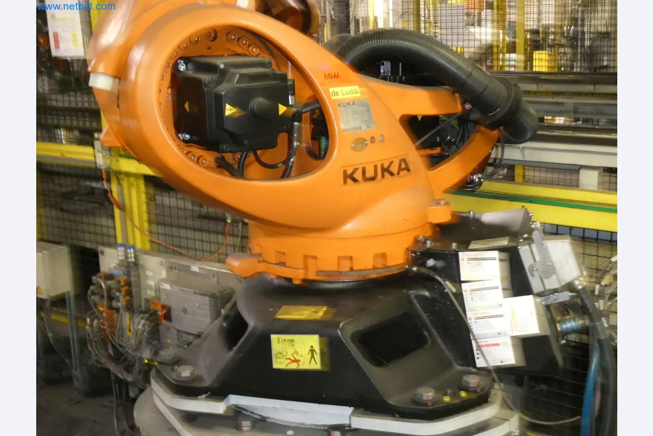 Robots, welding equipment and assembly accessories from the automotive industry-11