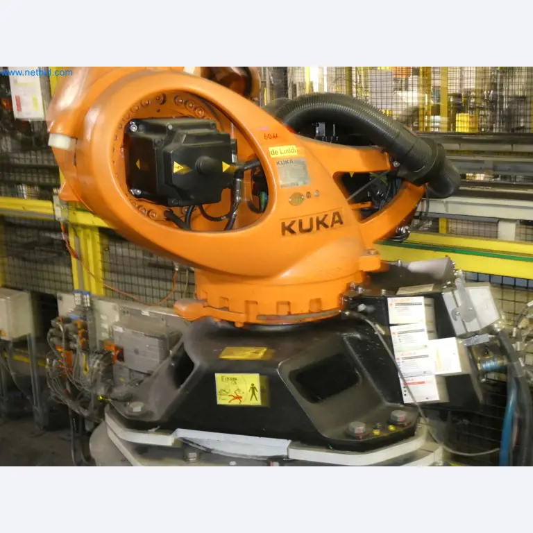 Robots, welding equipment and assembly accessories from the automotive industry-11