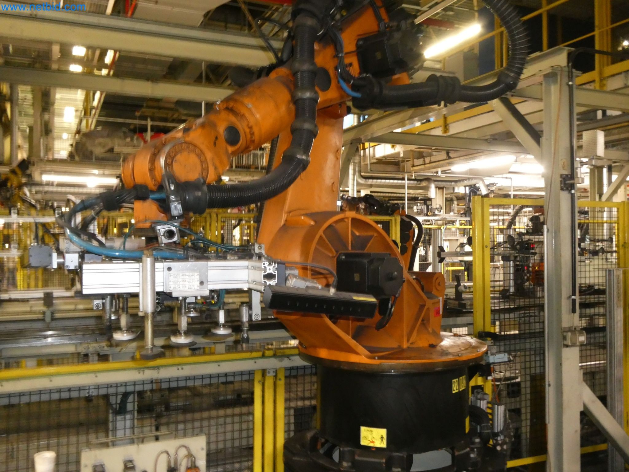 Robots, welding equipment and assembly accessories from the automotive industry-120