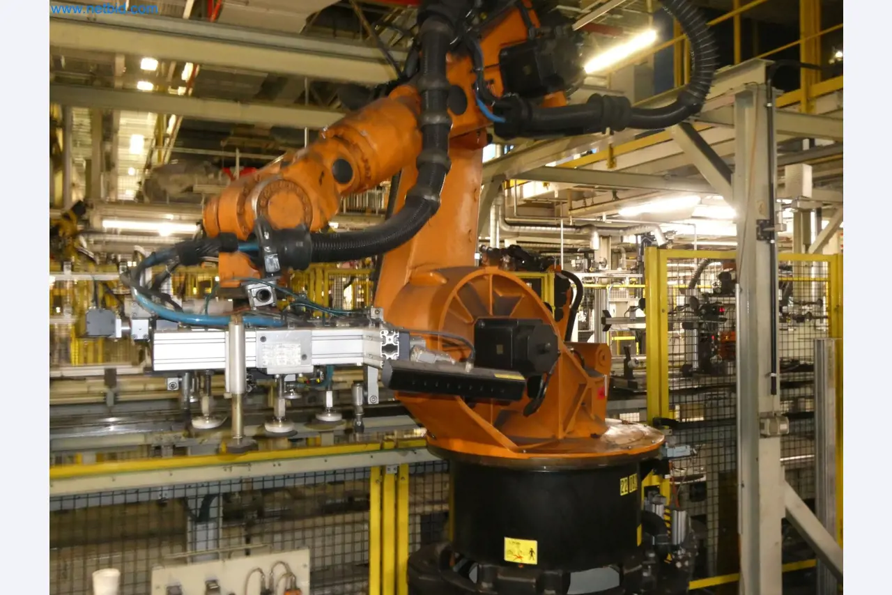 Robots, welding equipment and assembly accessories from the automotive industry-120