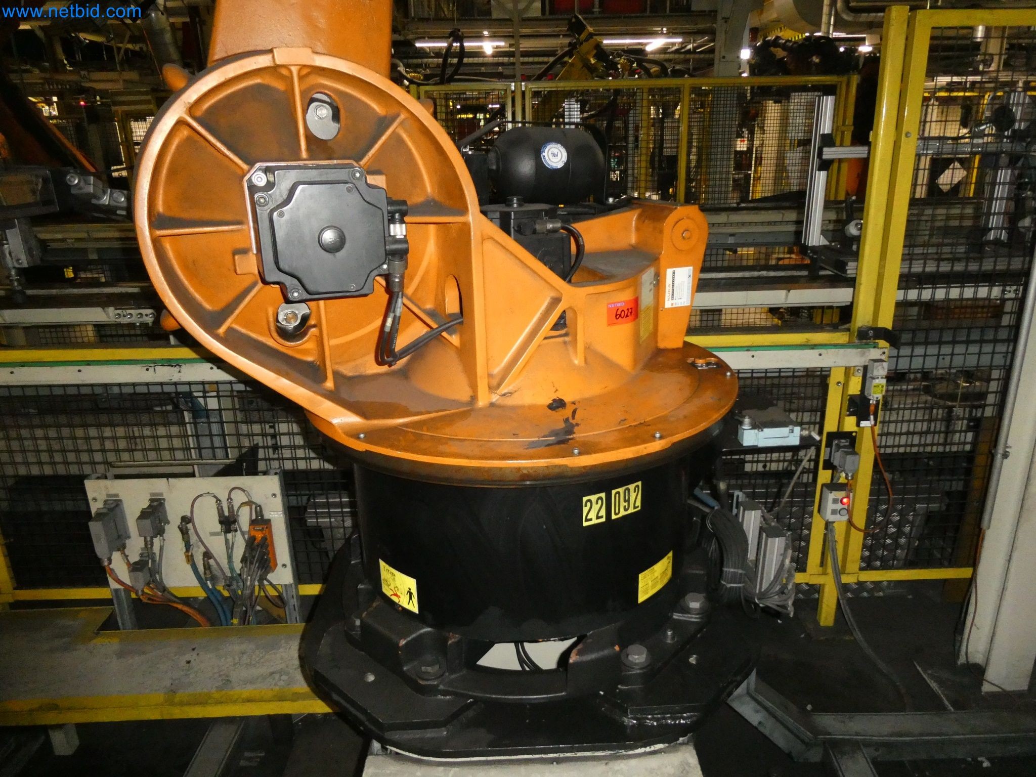 Robots, welding equipment and assembly accessories from the automotive industry-122