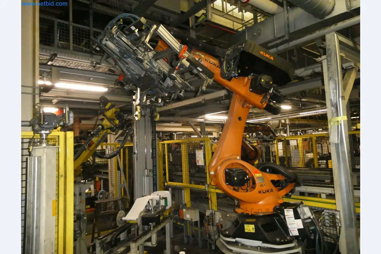 Robots, welding equipment and assembly accessories from the automotive industry-12