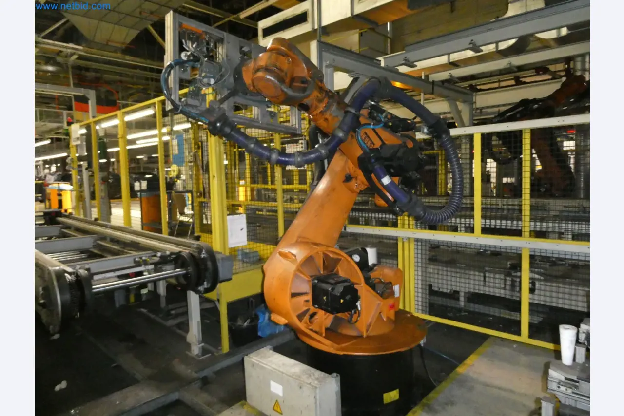 Robots, welding equipment and assembly accessories from the automotive industry-130