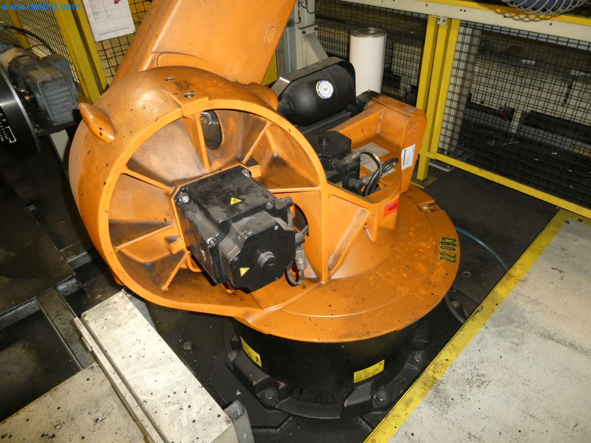 Robots, welding equipment and assembly accessories from the automotive industry-131