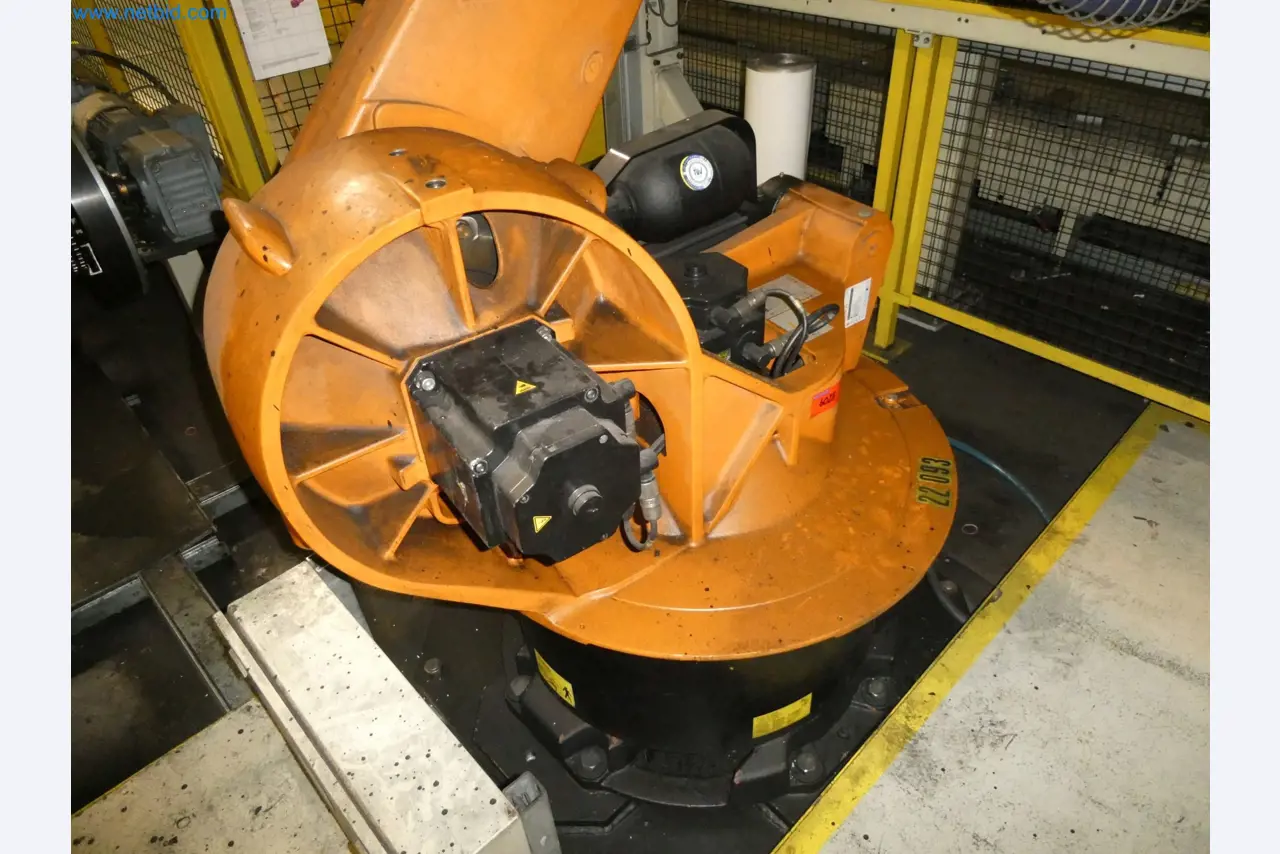 Robots, welding equipment and assembly accessories from the automotive industry-131