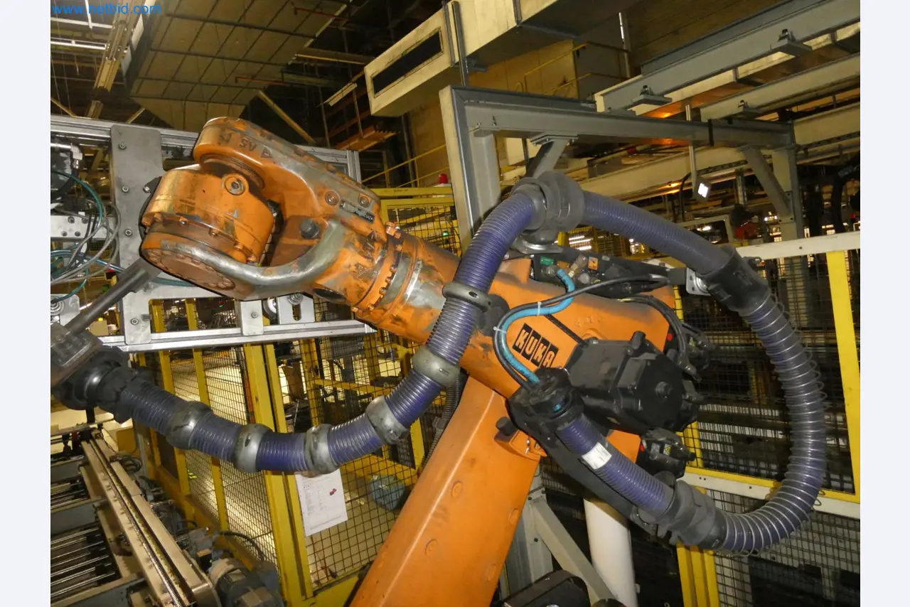 Robots, welding equipment and assembly accessories from the automotive industry-132